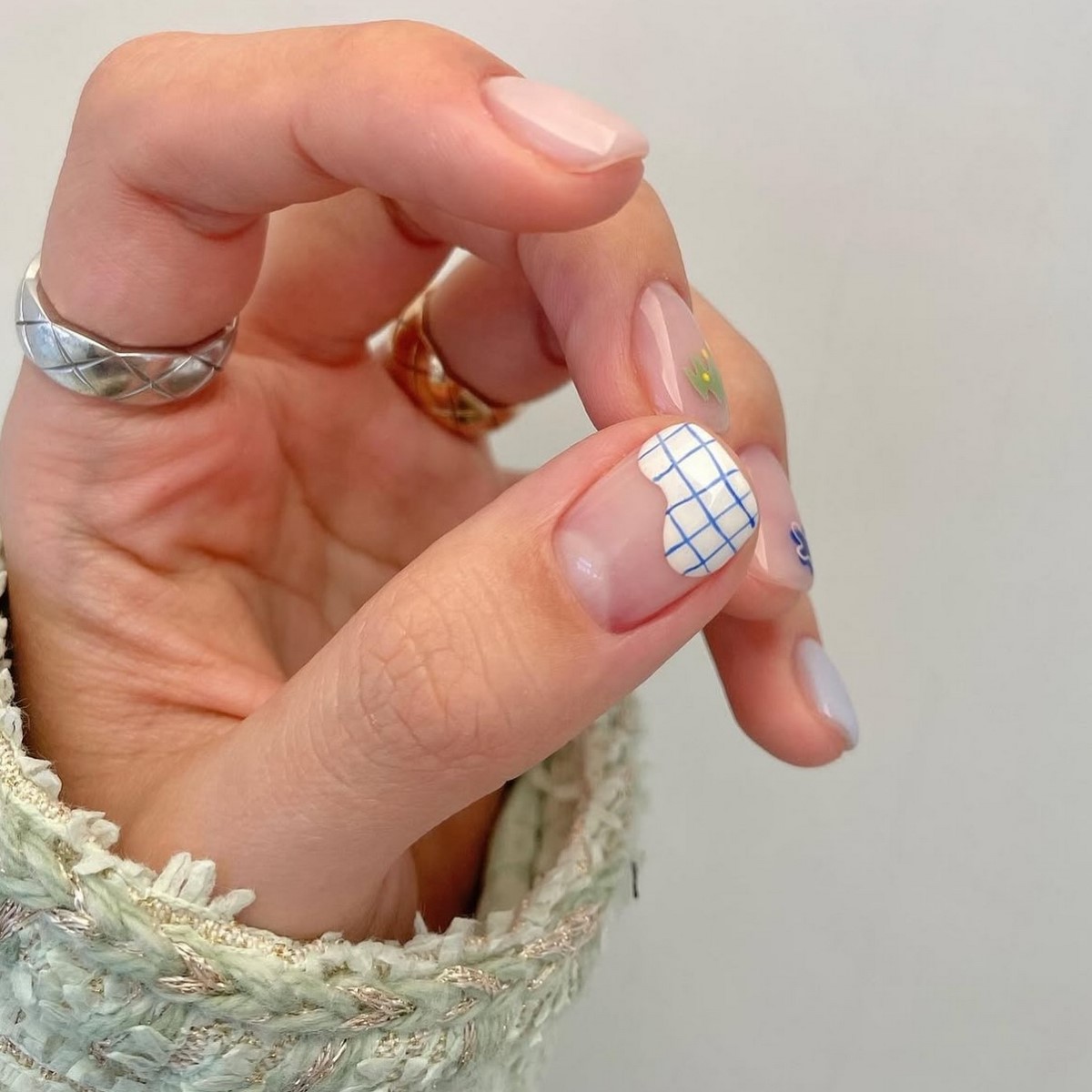 Маникюр апрель 2026: 7 оттенков, которые диктуют стиль