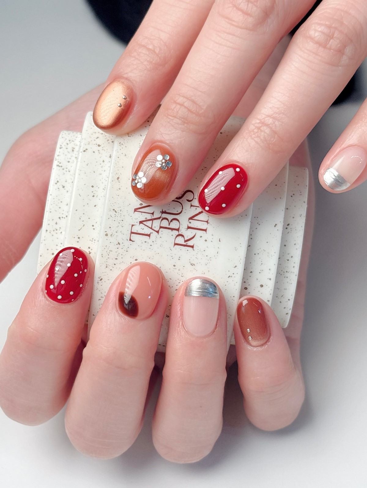 Маникюр апрель 2026: 7 оттенков, которые диктуют стиль