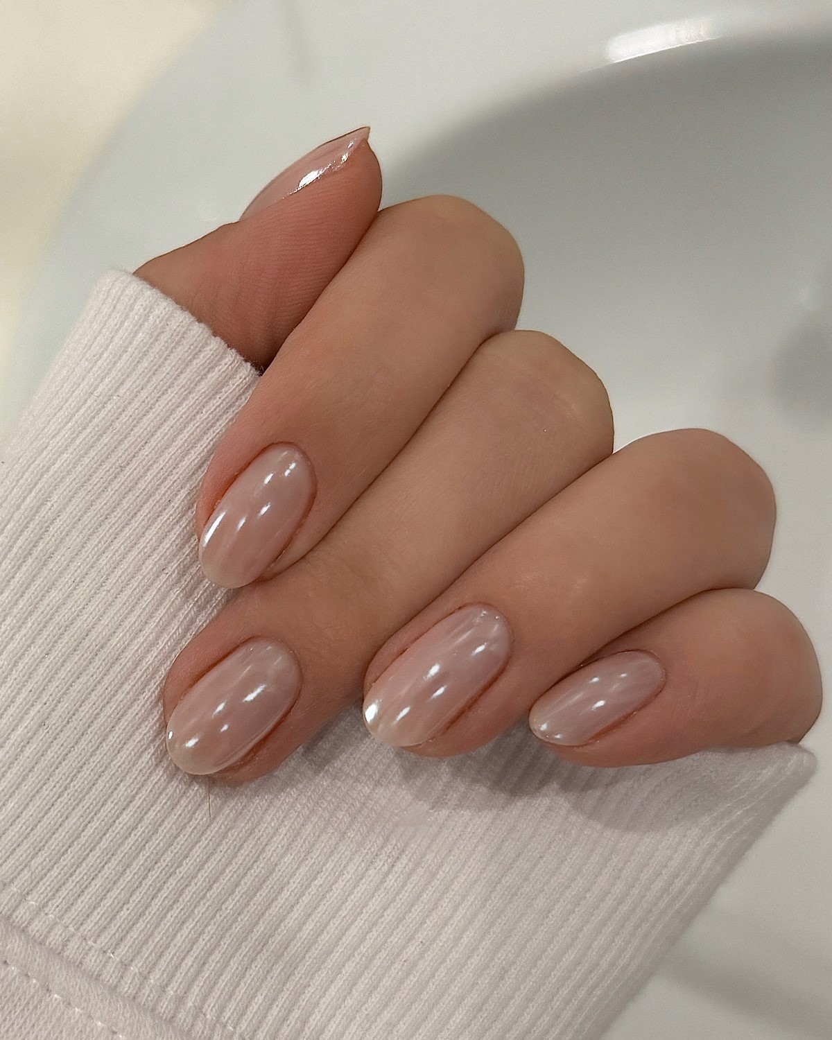 Маникюр апрель 2026: 7 оттенков, которые диктуют стиль