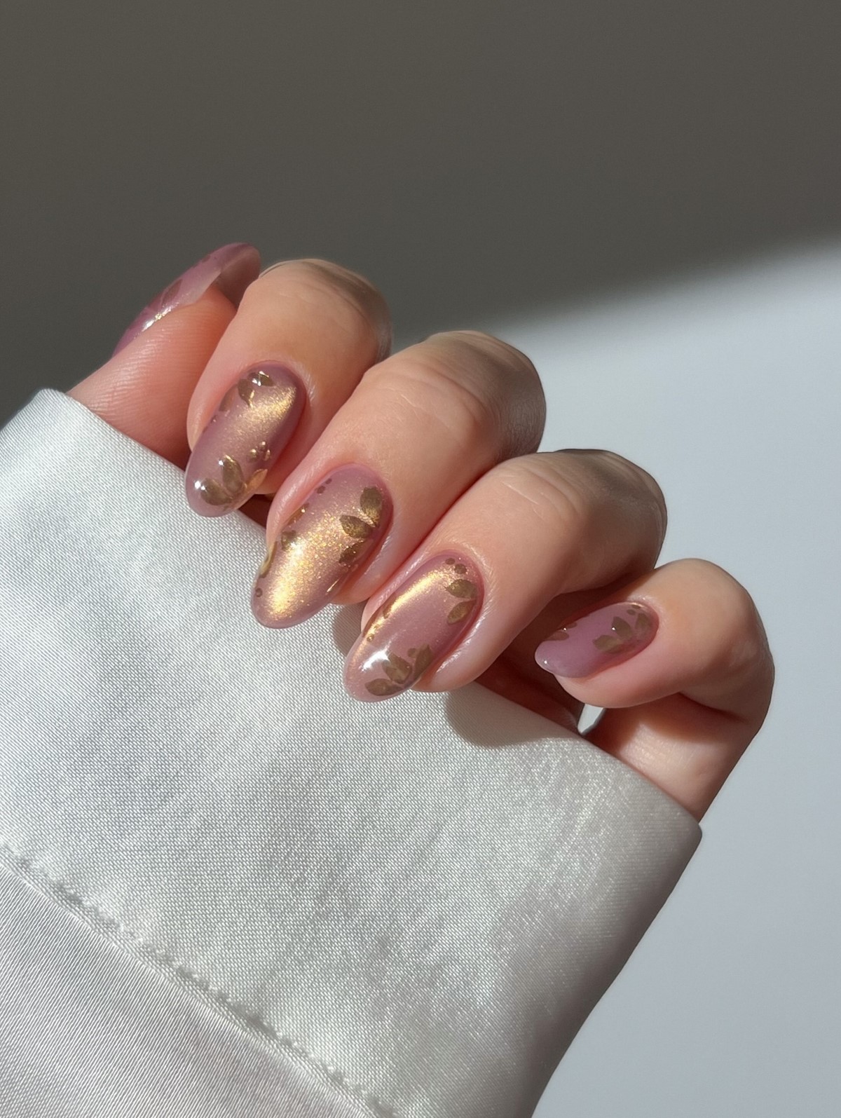 Кошачий глаз на ногтях: 5 оттенков, которые в тренде