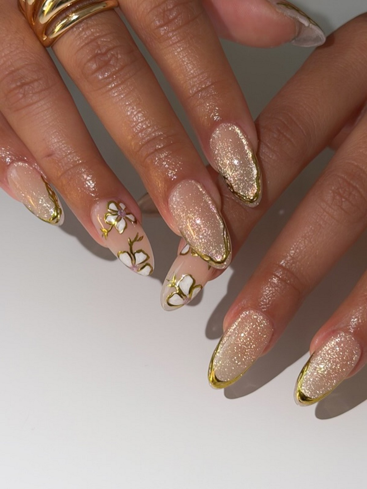 Кошачий глаз на ногтях: 5 оттенков, которые в тренде