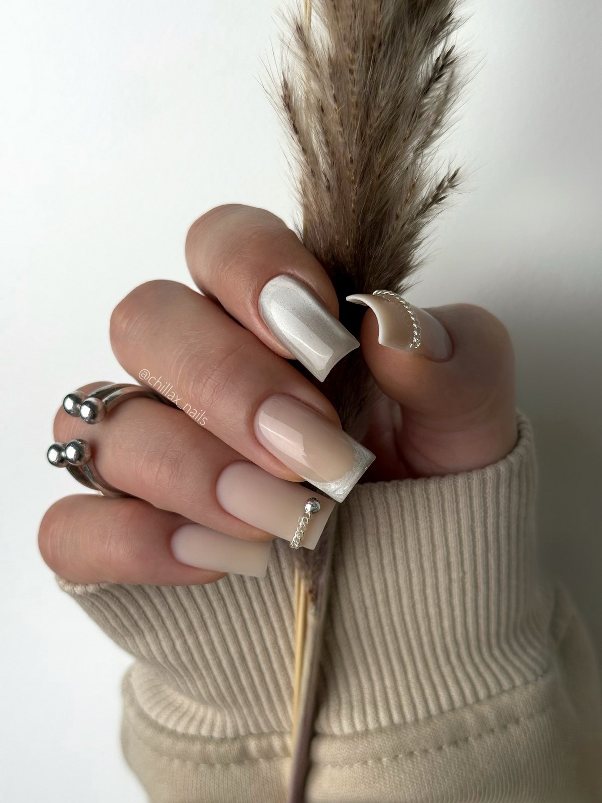 Кошачий глаз на ногтях: 5 оттенков, которые в тренде