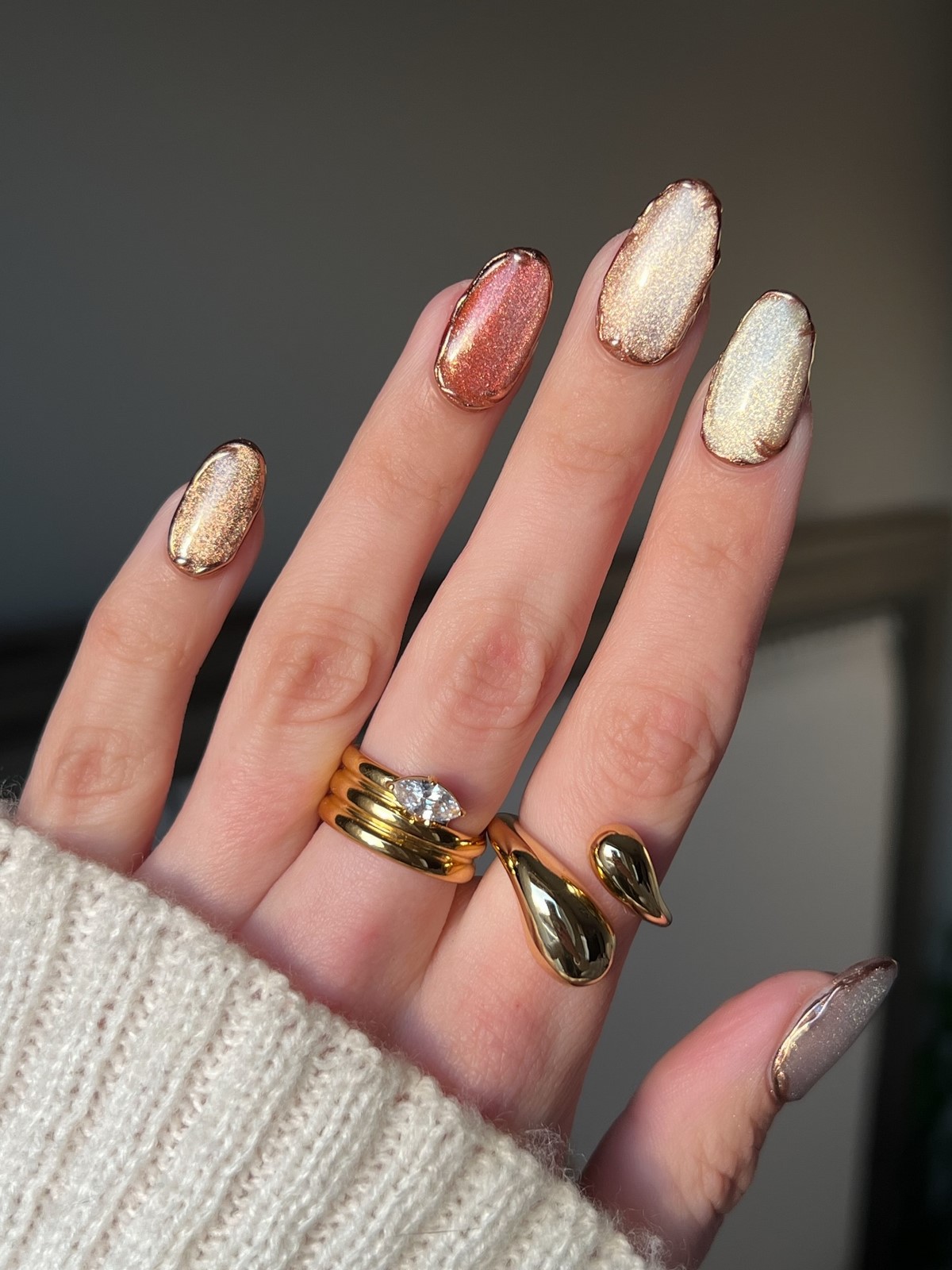 Кошачий глаз на ногтях: 5 оттенков, которые в тренде