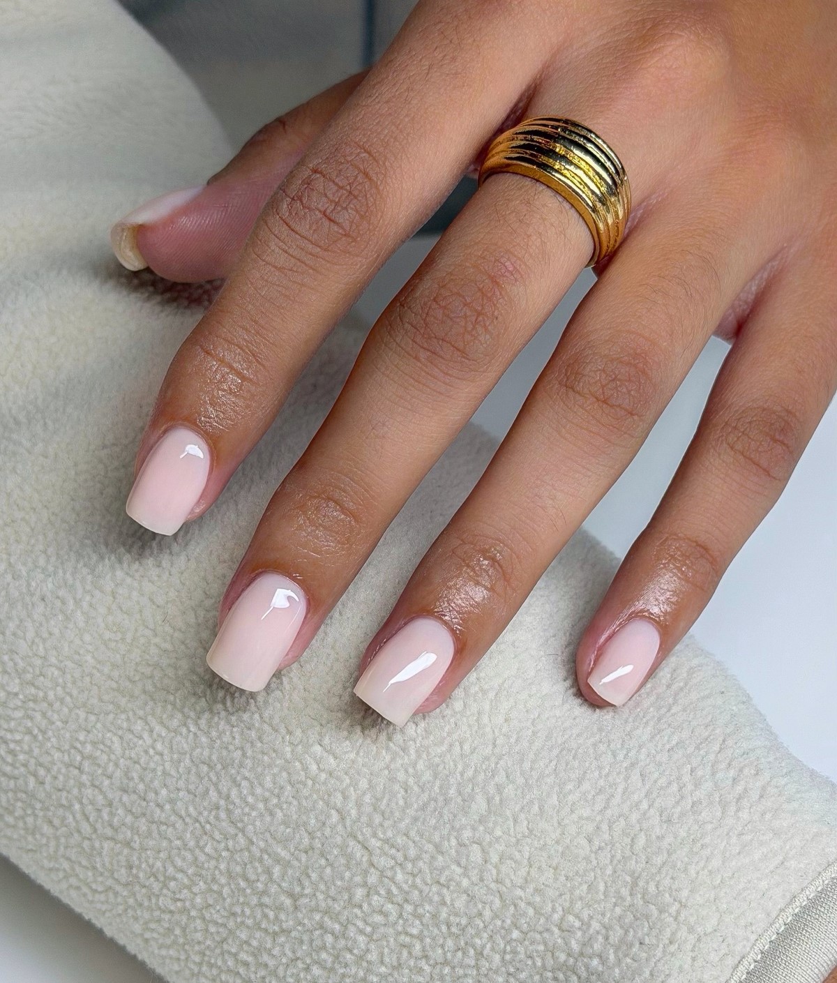 Маникюр на май 2026: оттенки, которые уже меняют тренды