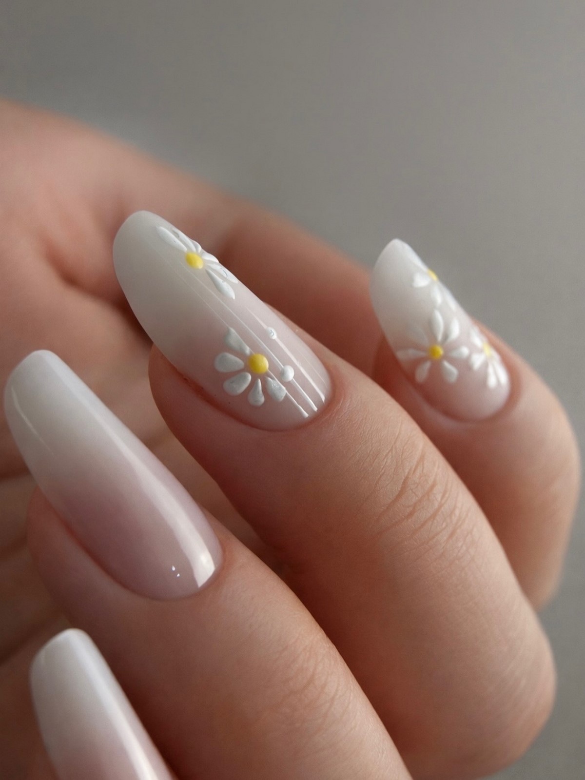 Маникюр на май 2026: оттенки, которые уже меняют тренды