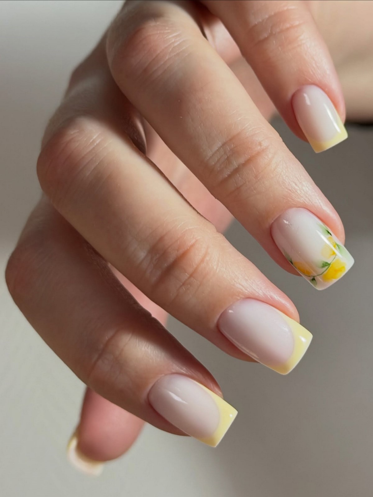 Маникюр на май 2026: оттенки, которые уже меняют тренды