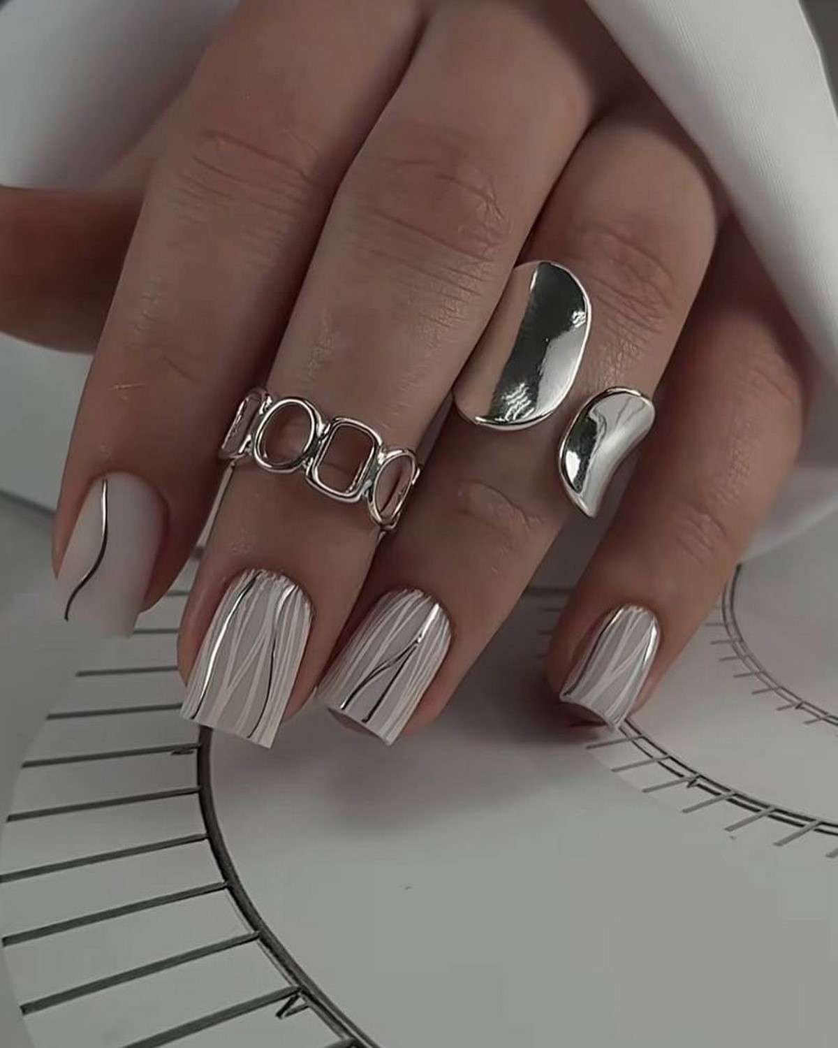 Ледяной маникюр: самый изысканный тренд этой весны