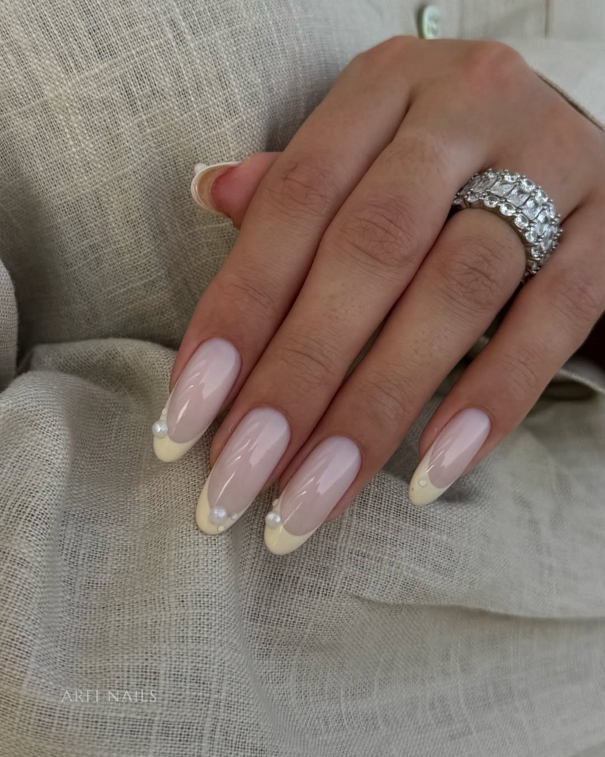 Маникюр с росой: блеск, который не отпускает взгляд