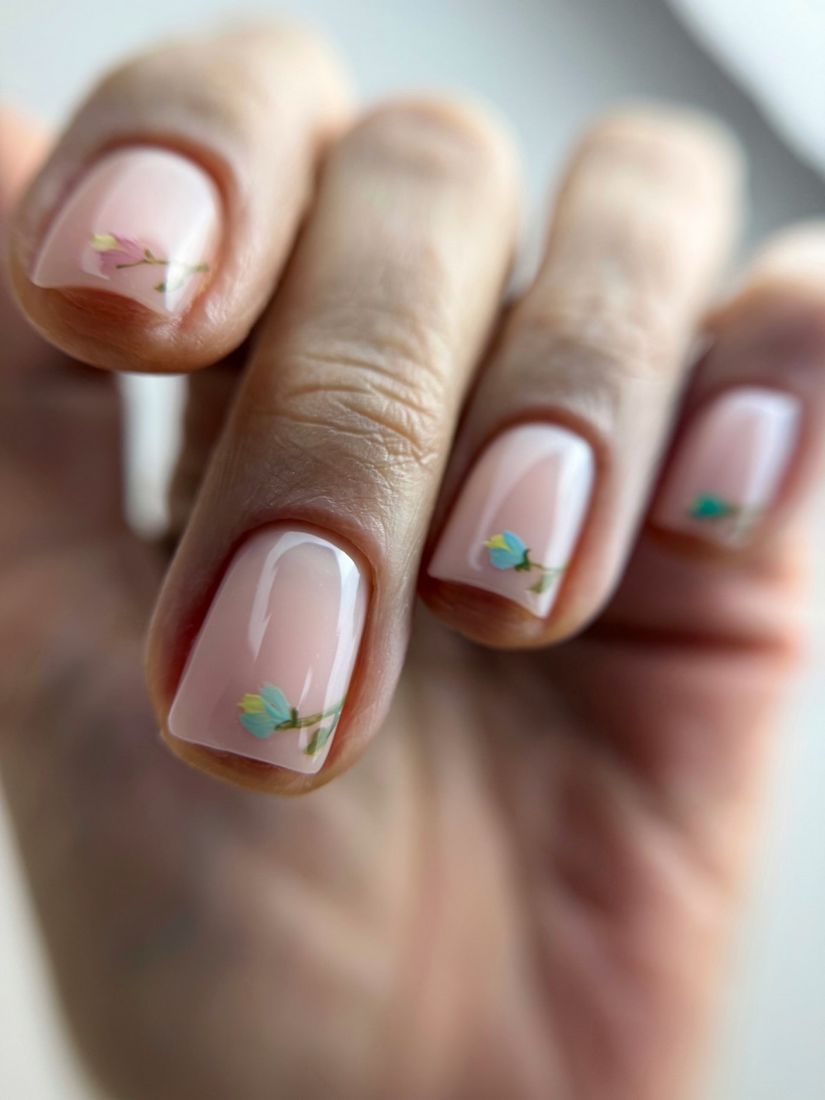 Маникюр с росой: блеск, который не отпускает взгляд