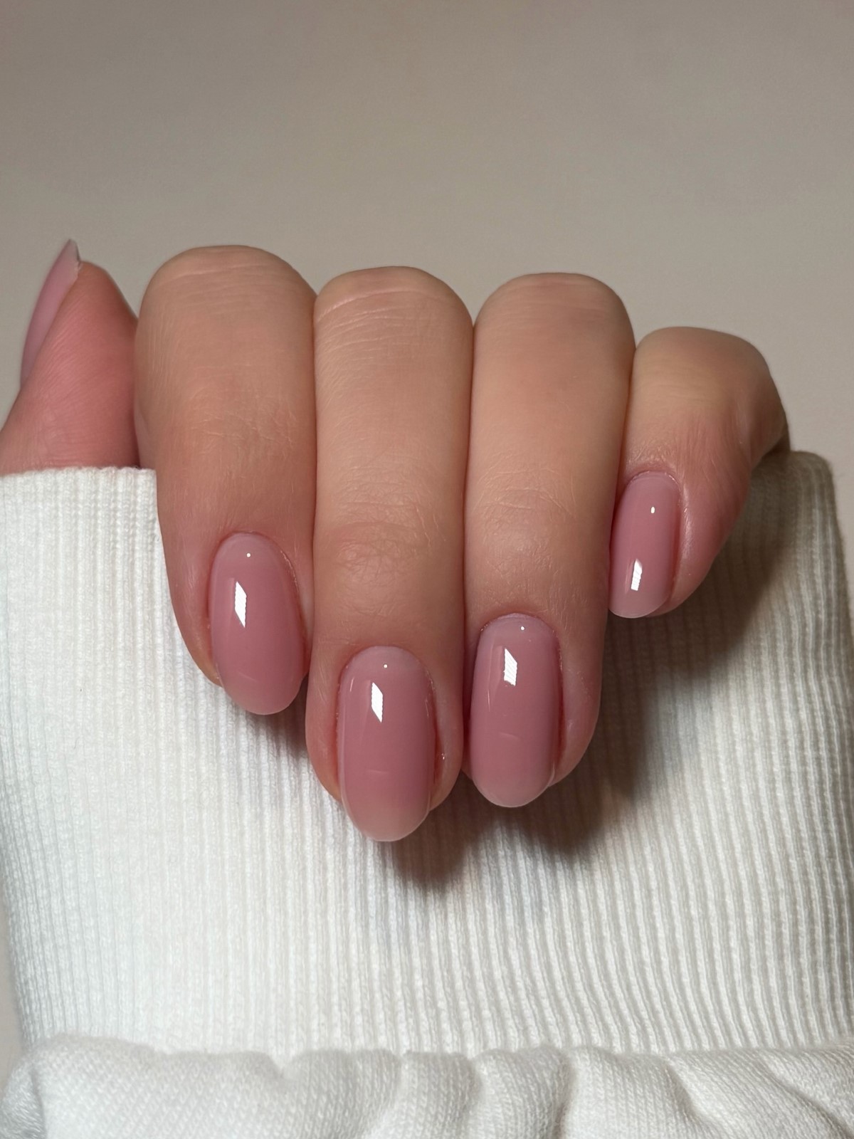 Маникюр с росой: блеск, который не отпускает взгляд