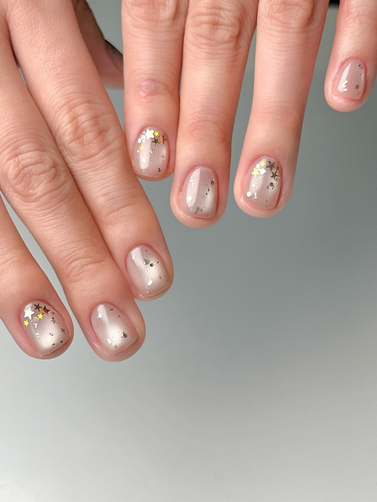 Маникюр с эффектом стекла: секрет дорогого вида