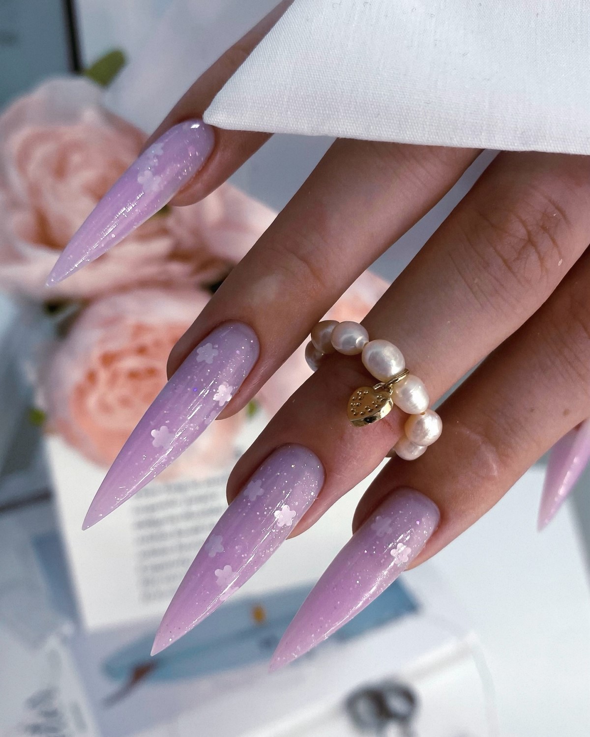 Маникюр с эффектом стекла: секрет дорогого вида