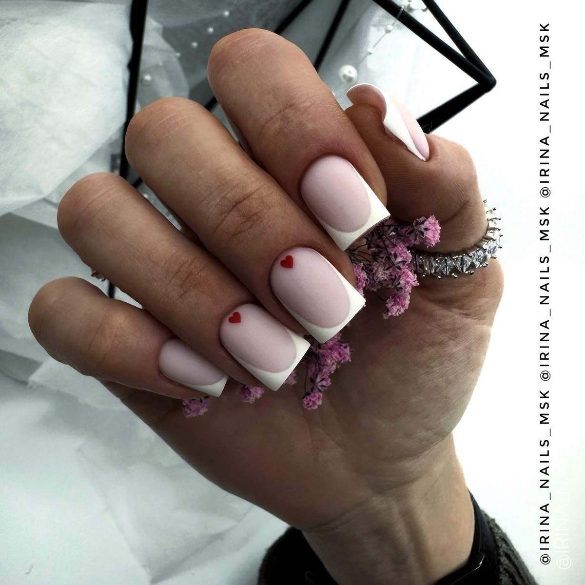 Маникюр с маленьким сердцем: нежный акцент, который заметили все