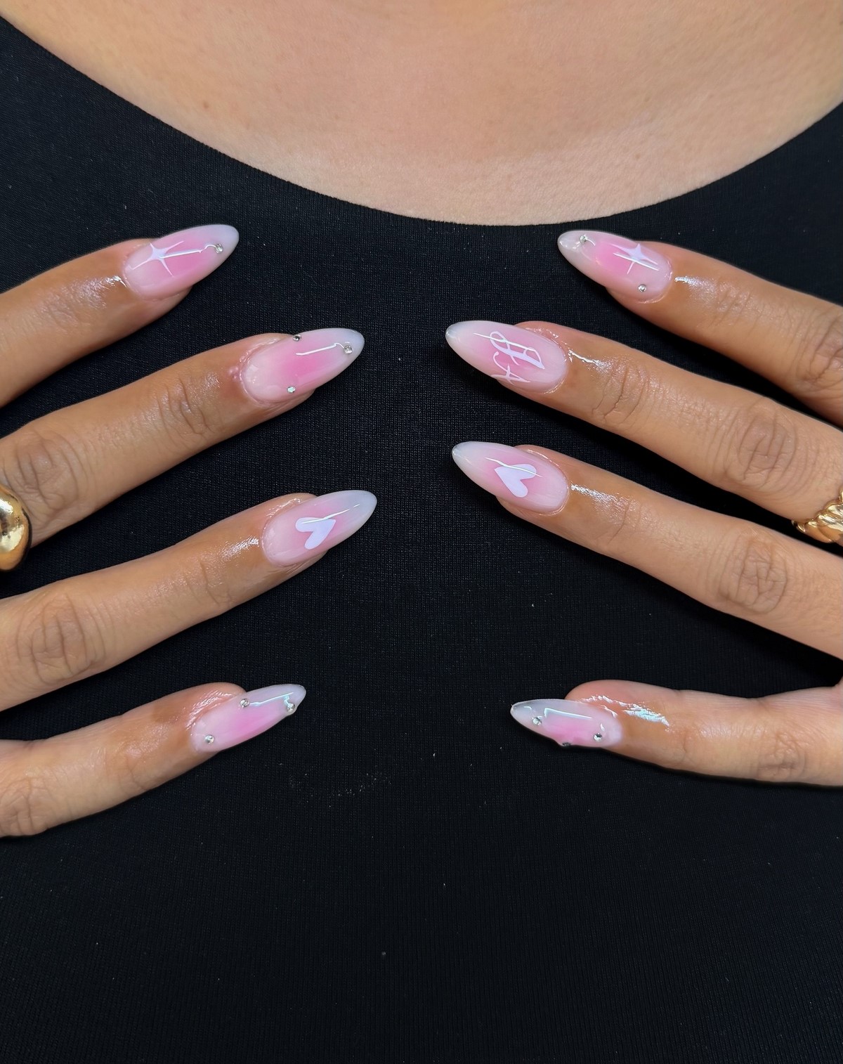 Маникюр с маленьким сердцем: нежный акцент, который заметили все