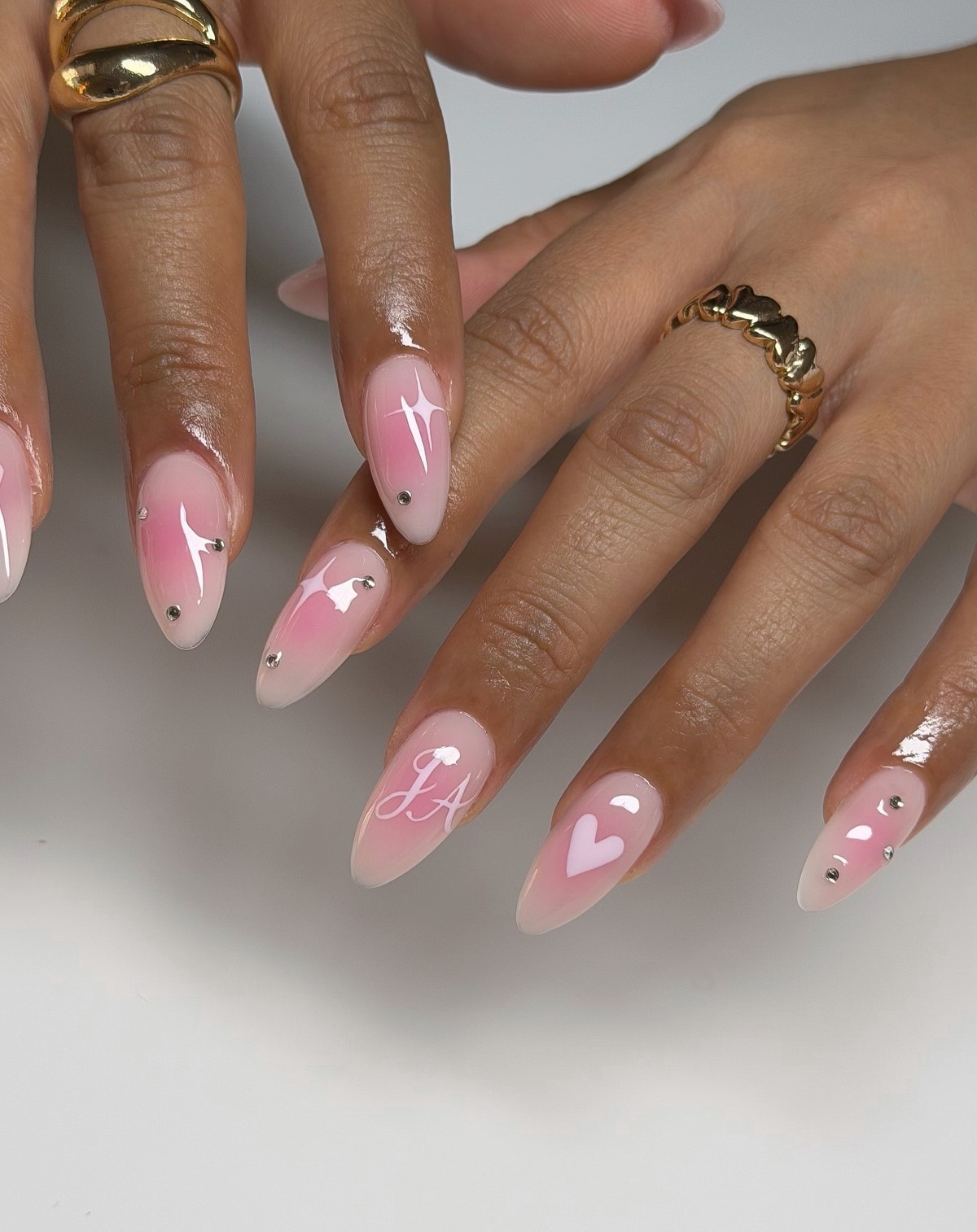Маникюр с маленьким сердцем: нежный акцент, который заметили все