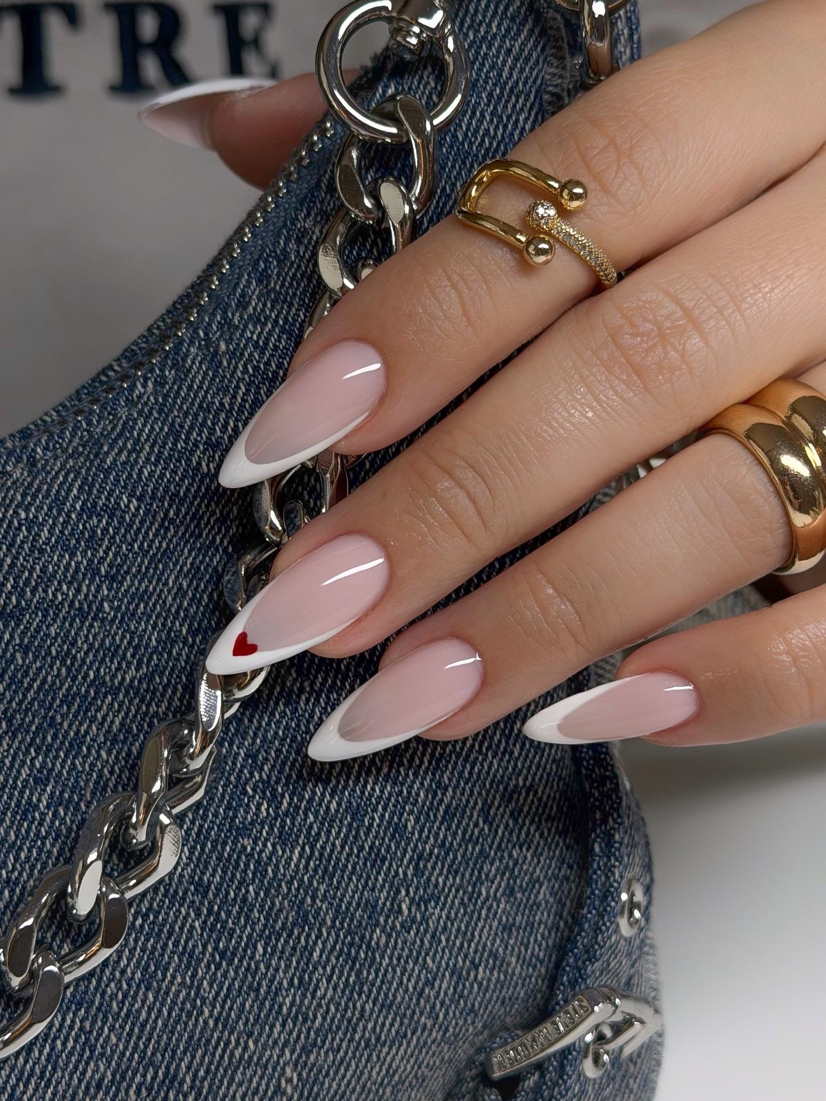 Маникюр с маленьким сердцем: нежный акцент, который заметили все