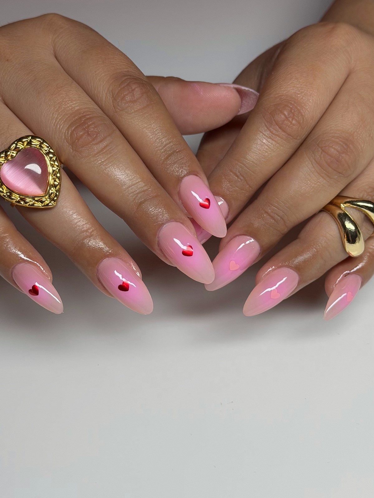 Маникюр с маленьким сердцем: нежный акцент, который заметили все