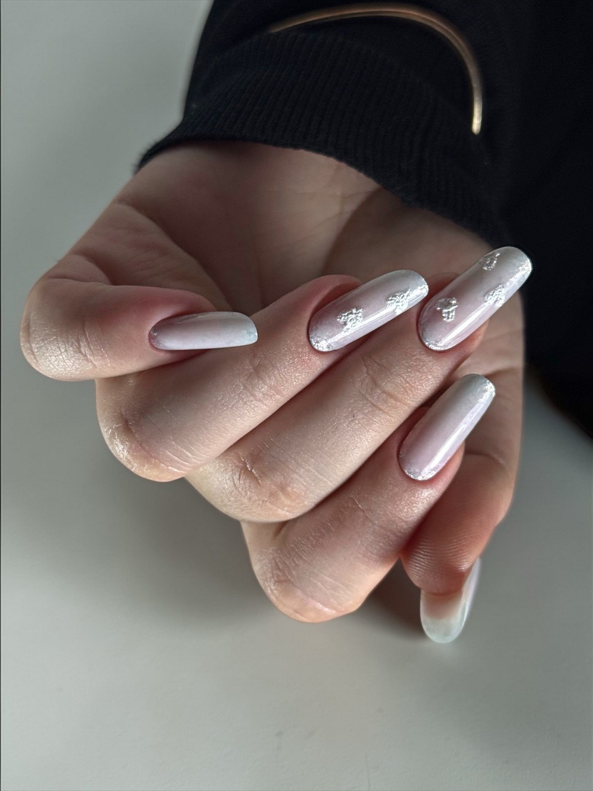 Маникюр с маленьким сердцем: нежный акцент, который заметили все