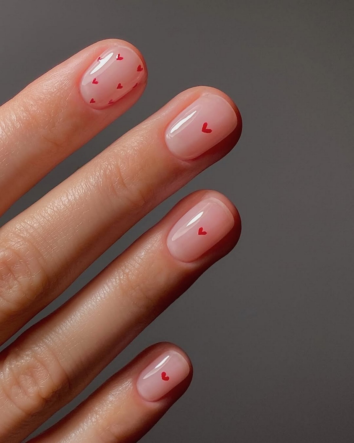 Маникюр с маленьким сердцем: нежный акцент, который заметили все