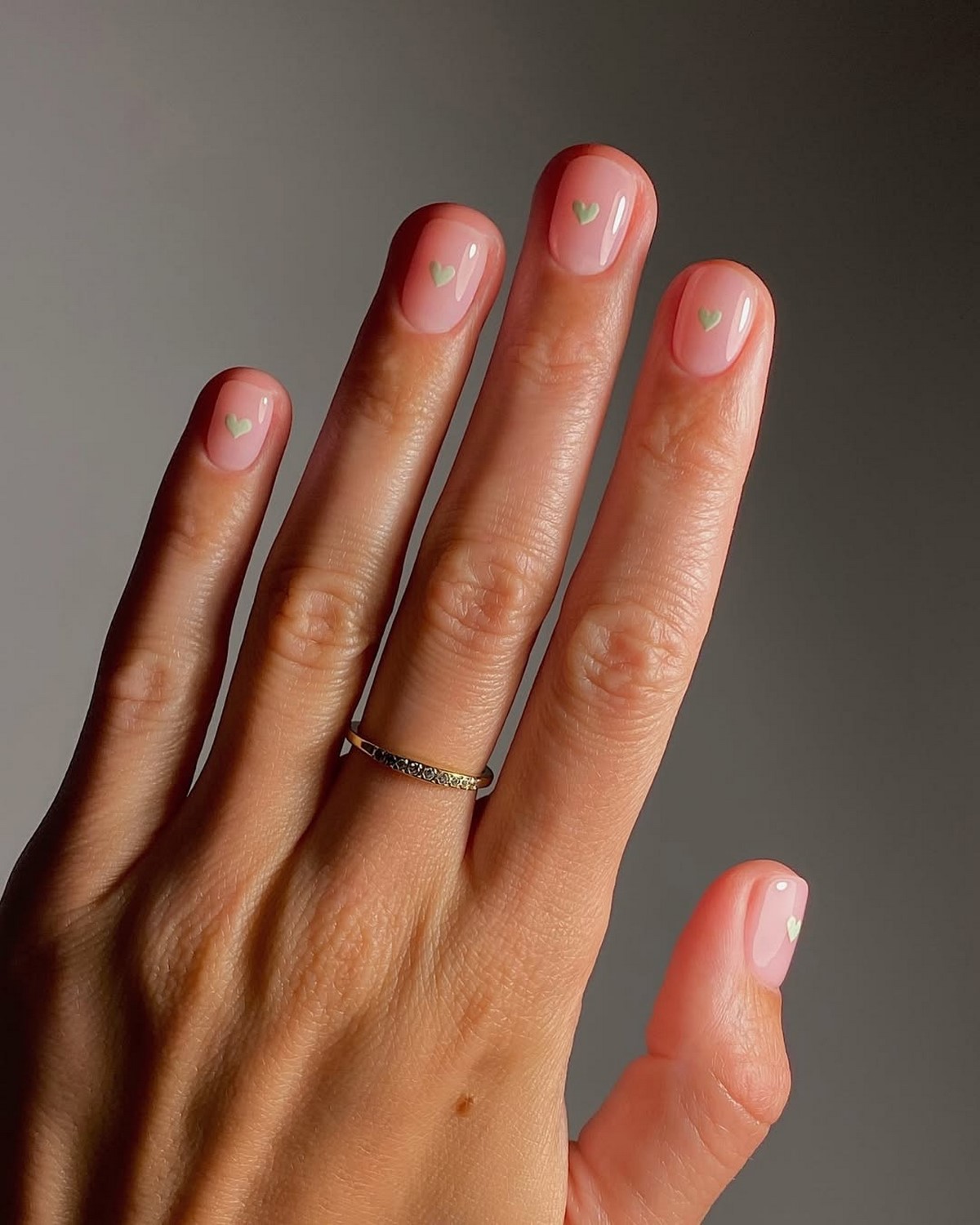 Маникюр с маленьким сердцем: нежный акцент, который заметили все