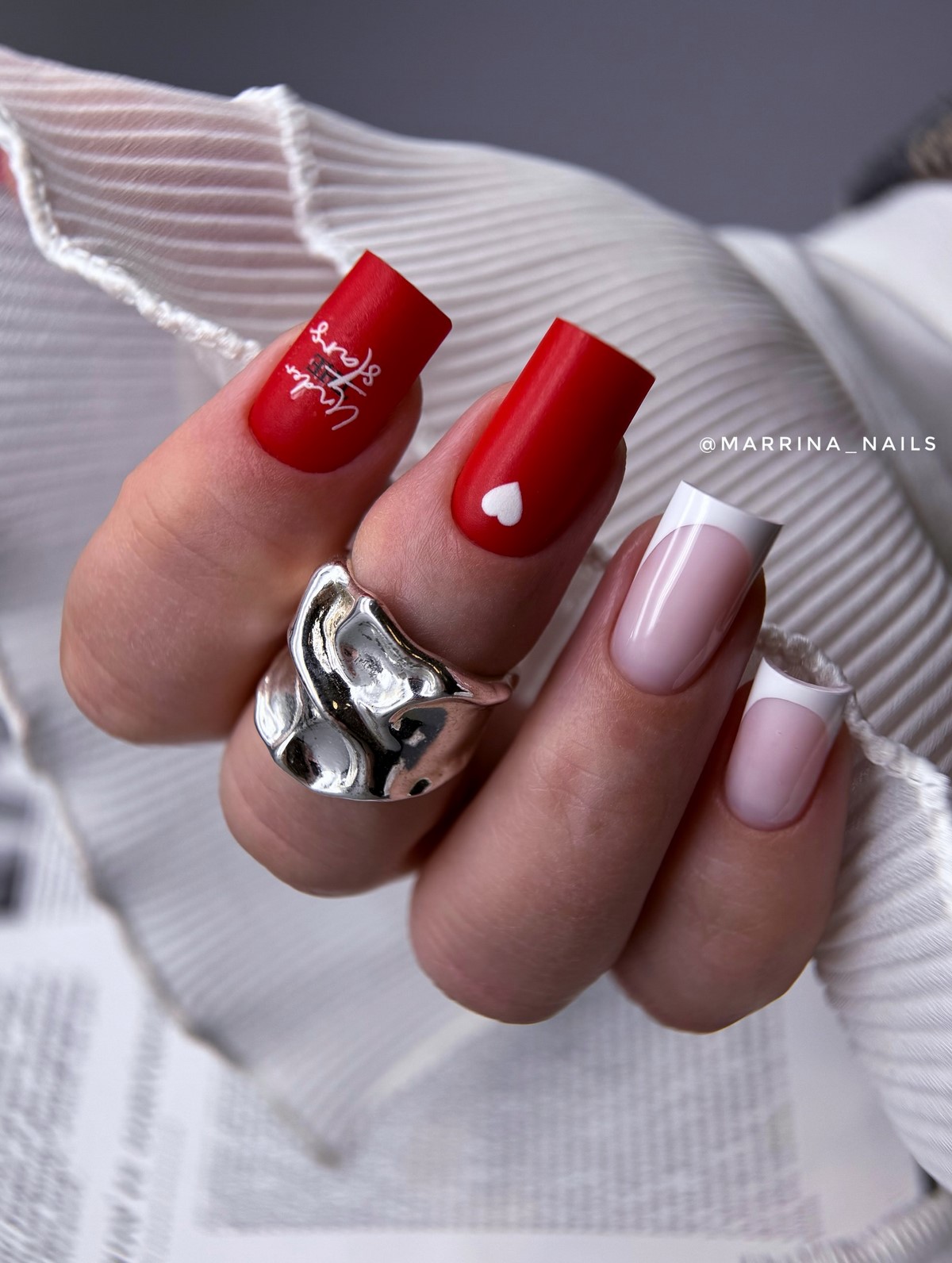 Маникюр с маленьким сердцем: нежный акцент, который заметили все