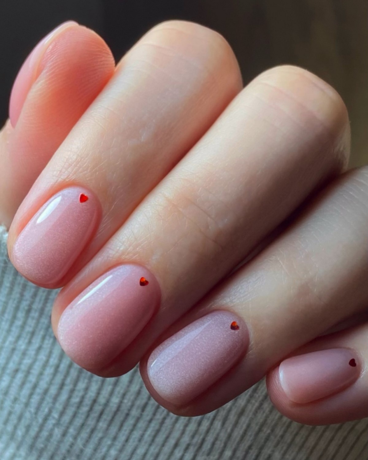 Маникюр с маленьким сердцем: нежный акцент, который заметили все