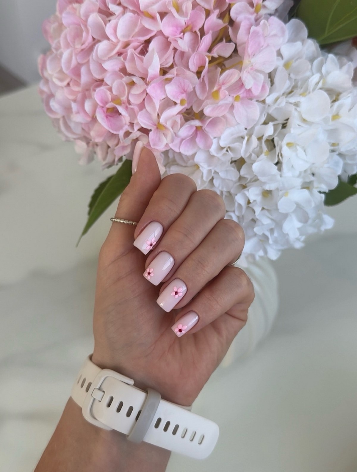 Маникюр с маленьким сердцем: нежный акцент, который заметили все