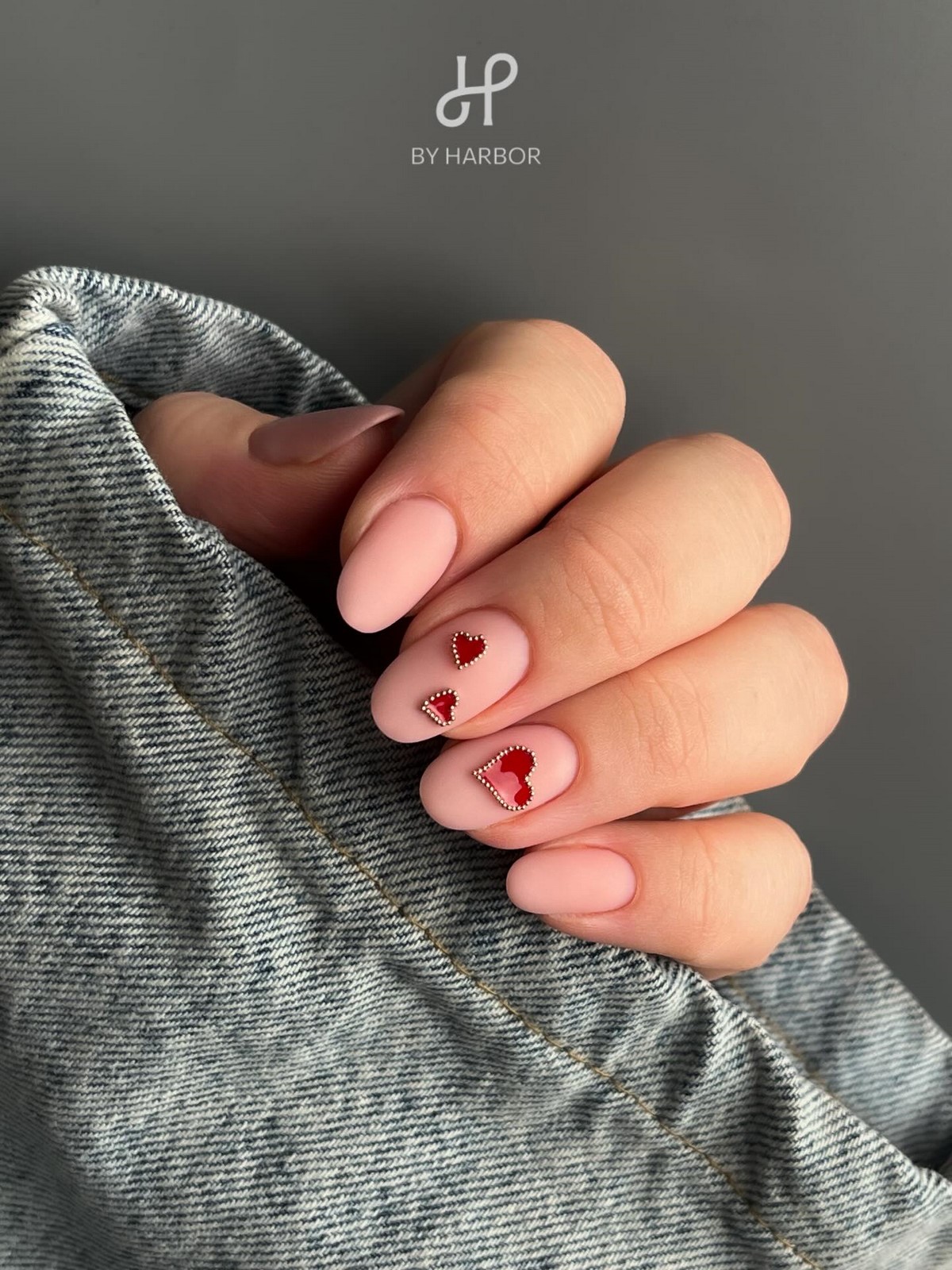 Маникюр с маленьким сердцем: нежный акцент, который заметили все