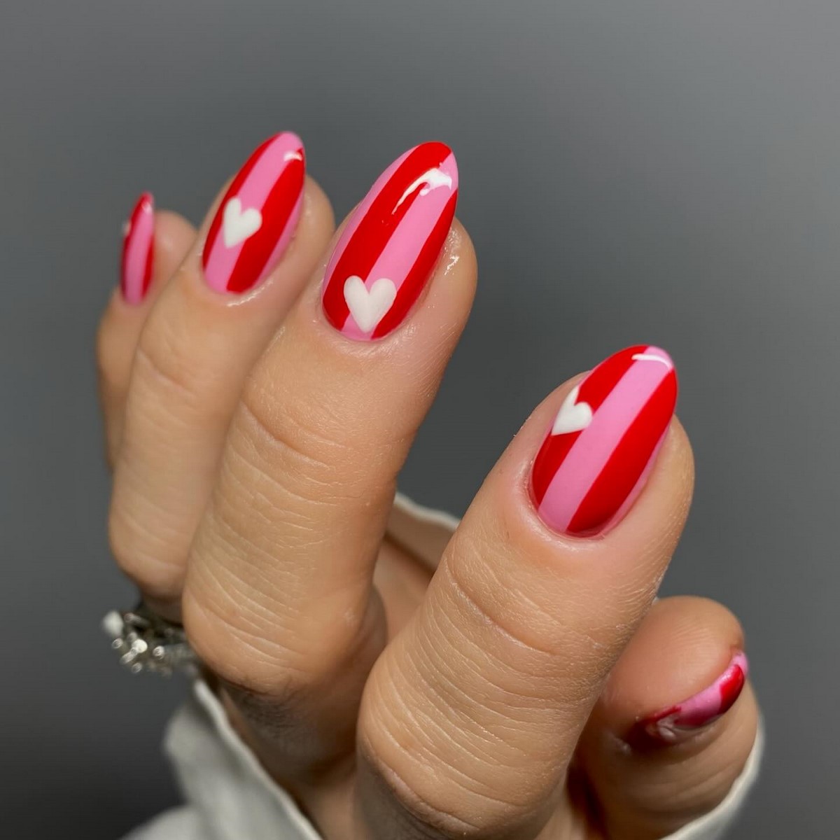 Маникюр с маленьким сердцем: нежный акцент, который заметили все