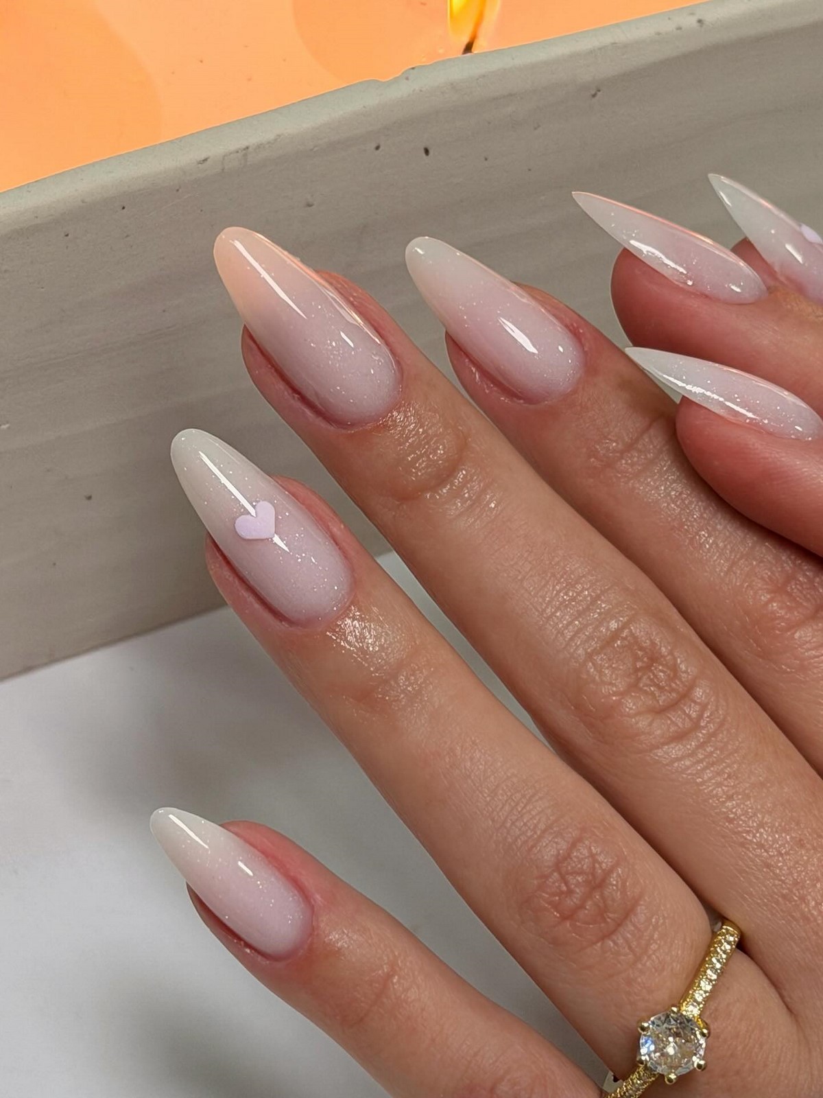 Маникюр с маленьким сердцем: нежный акцент, который заметили все