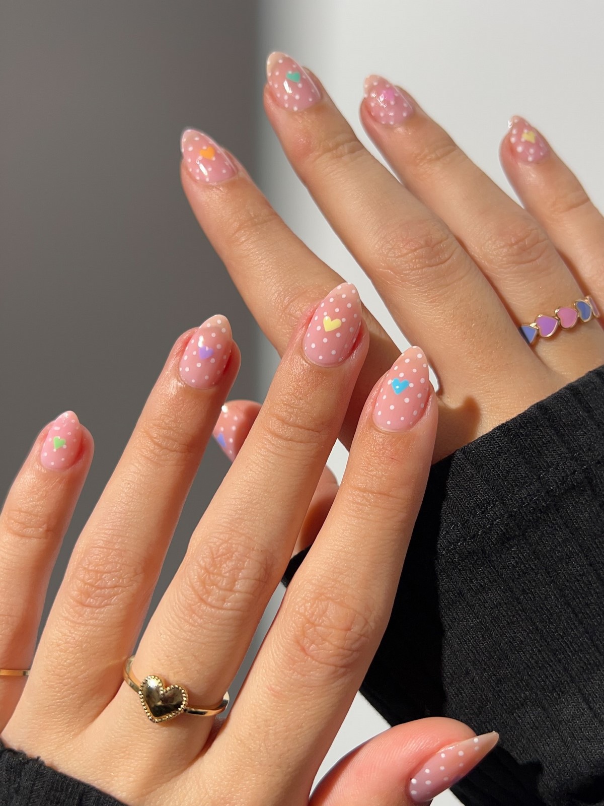 Маникюр с маленьким сердцем: нежный акцент, который заметили все