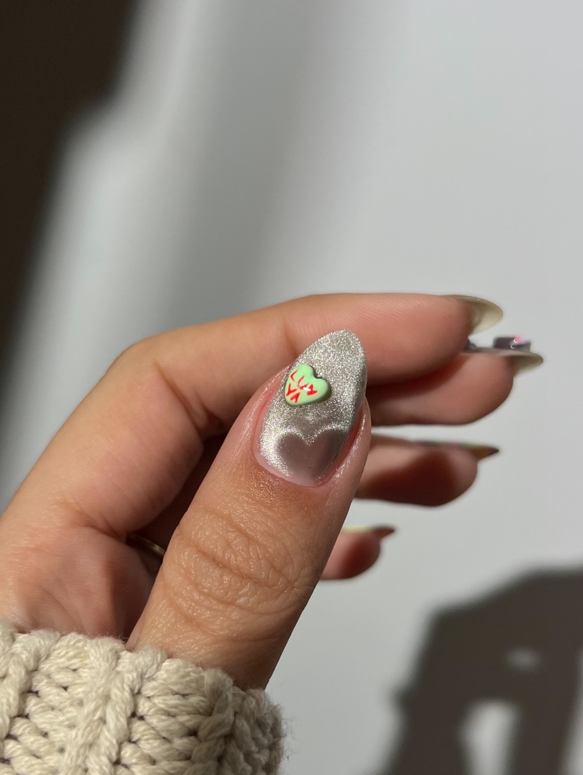 Маникюр с маленьким сердцем: нежный акцент, который заметили все