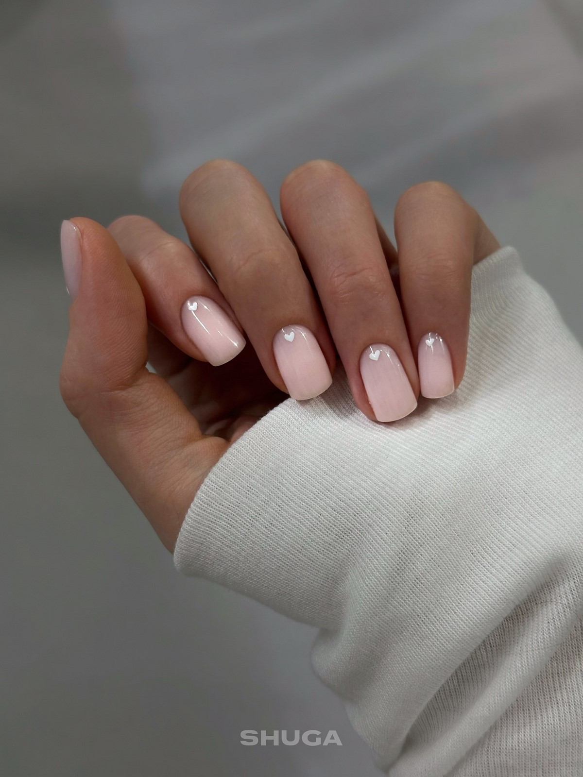 Маникюр с маленьким сердцем: нежный акцент, который заметили все