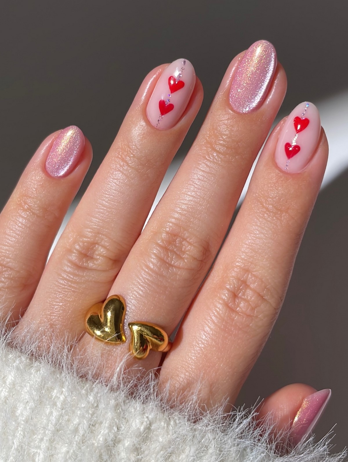 Маникюр с маленьким сердцем: нежный акцент, который заметили все