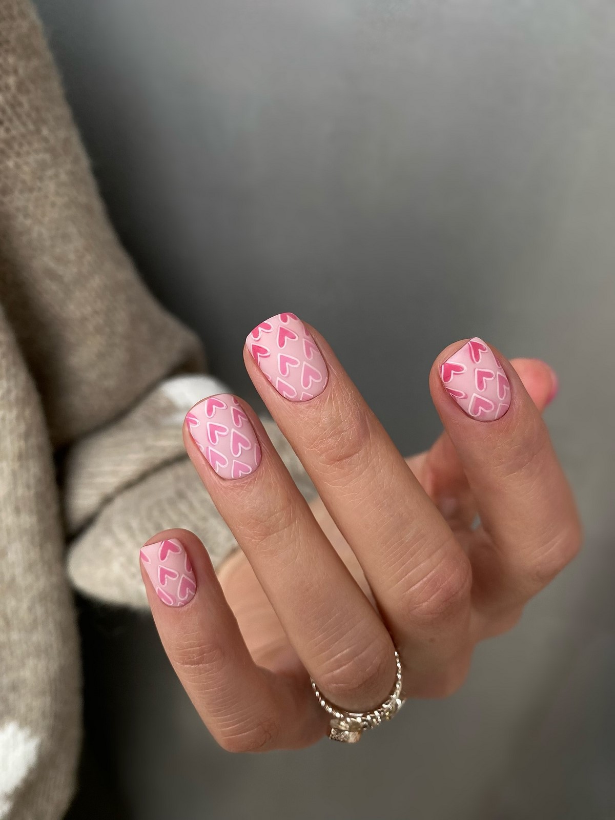 Маникюр с маленьким сердцем: нежный акцент, который заметили все