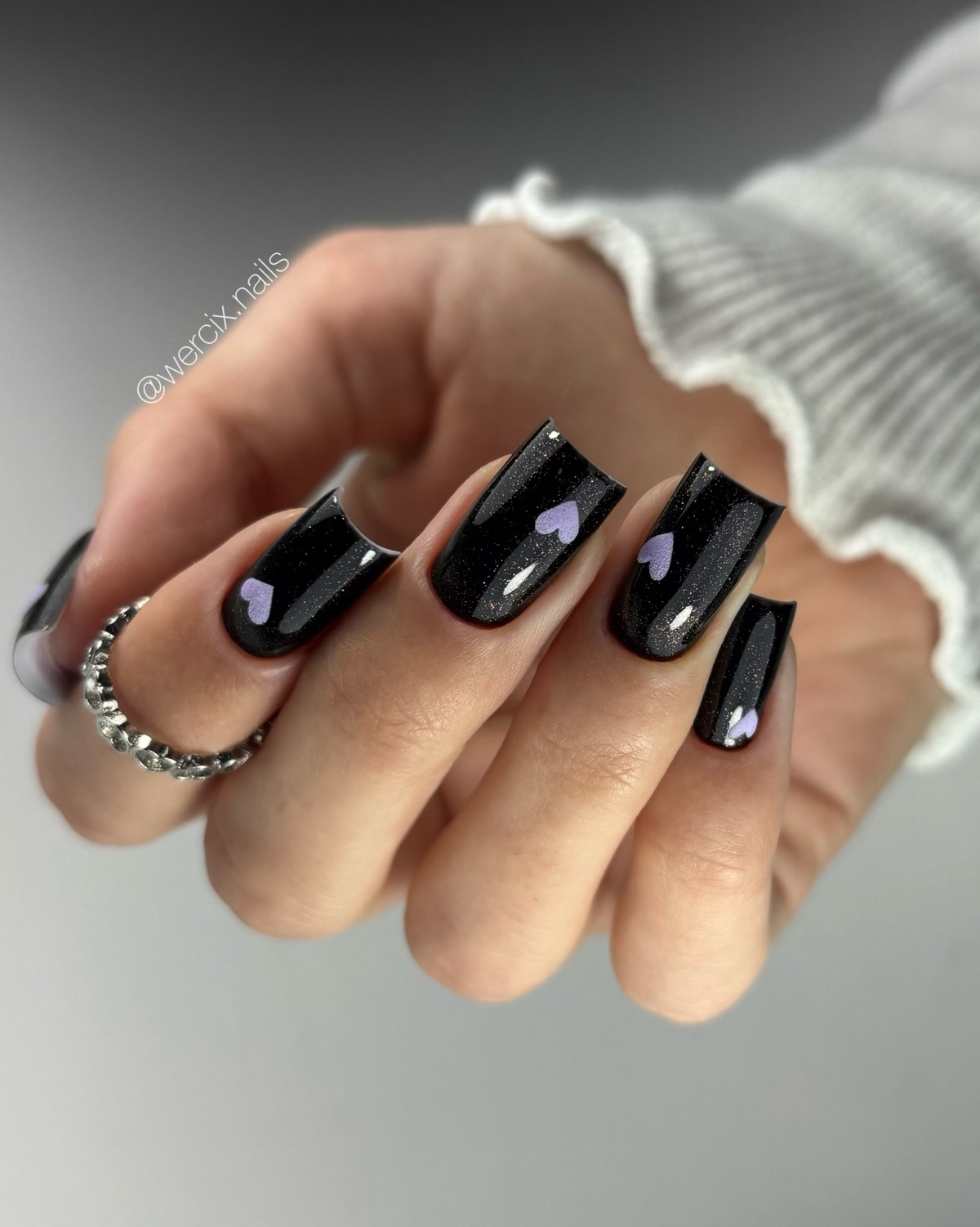 Маникюр с маленьким сердцем: нежный акцент, который заметили все