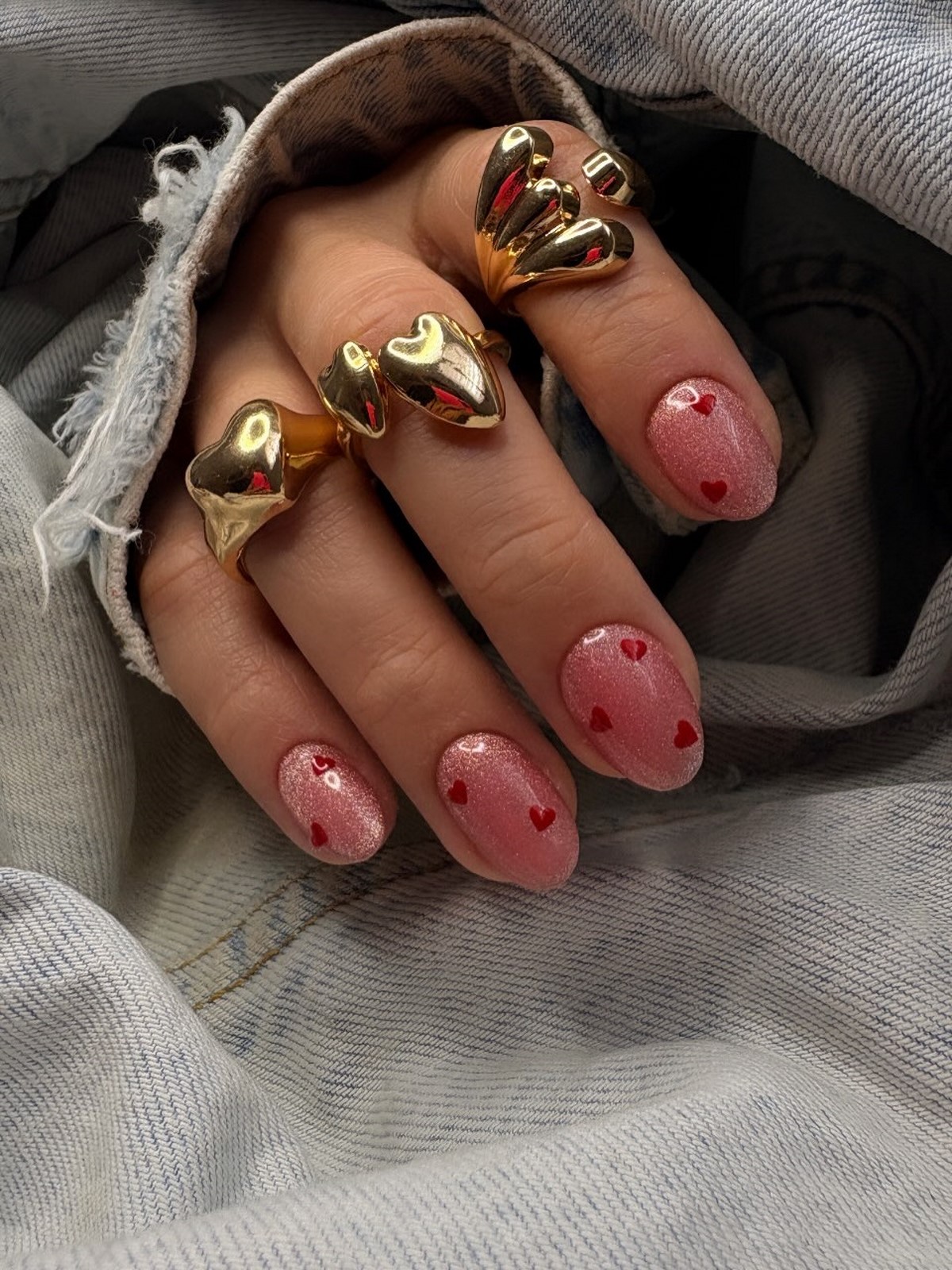 Маникюр с маленьким сердцем: нежный акцент, который заметили все