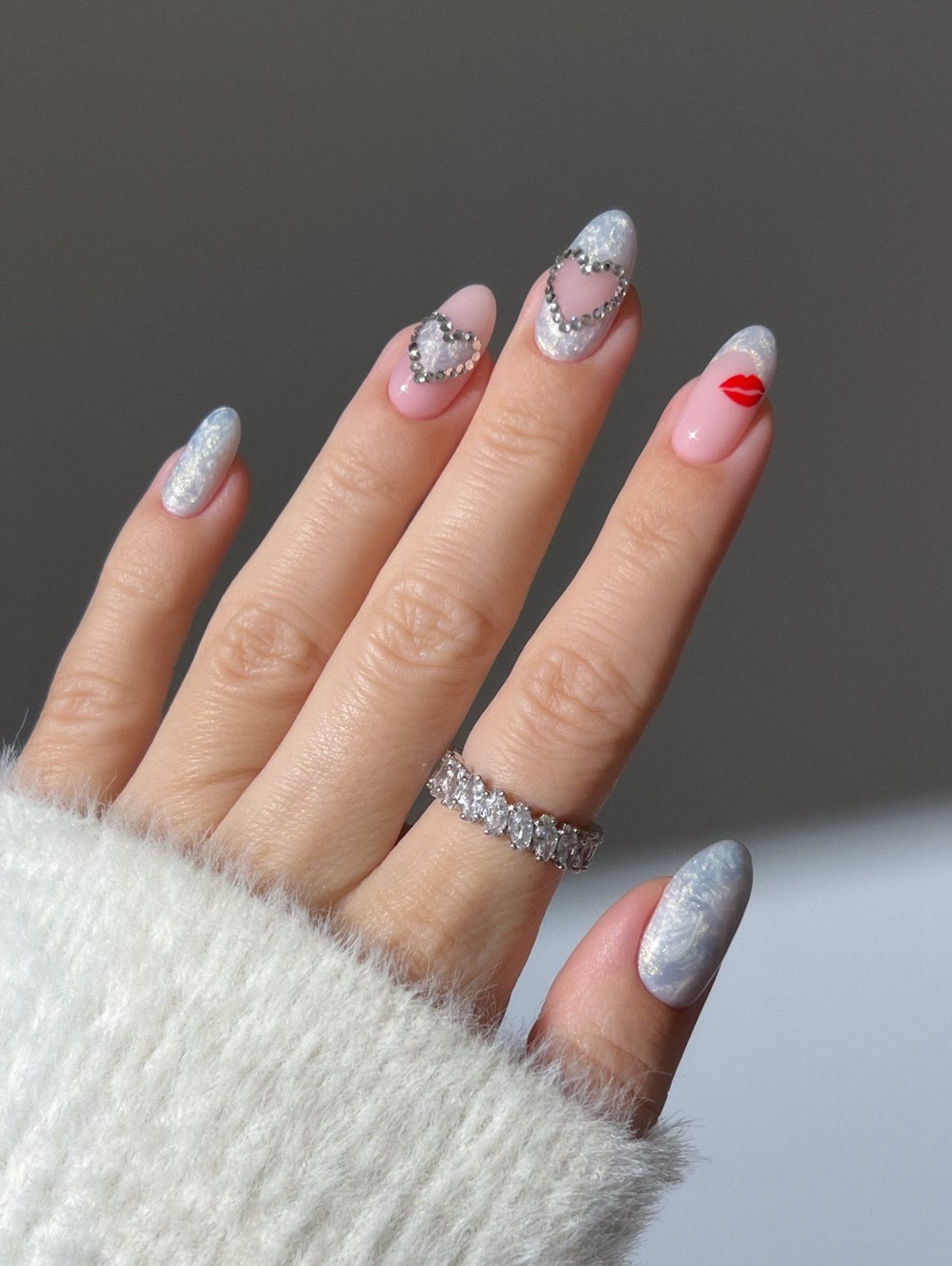 Маникюр с маленьким сердцем: нежный акцент, который заметили все