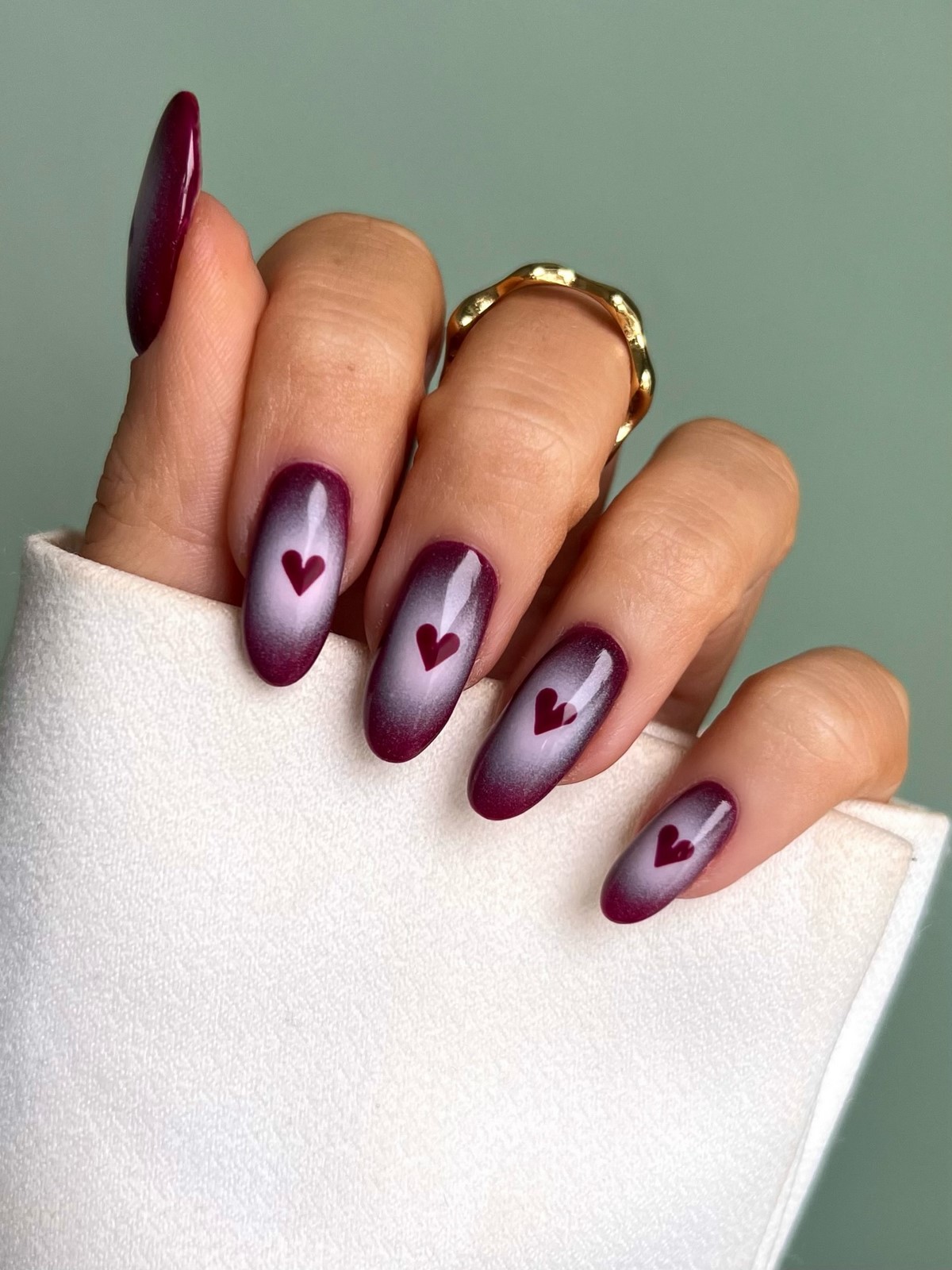 Маникюр с маленьким сердцем: нежный акцент, который заметили все