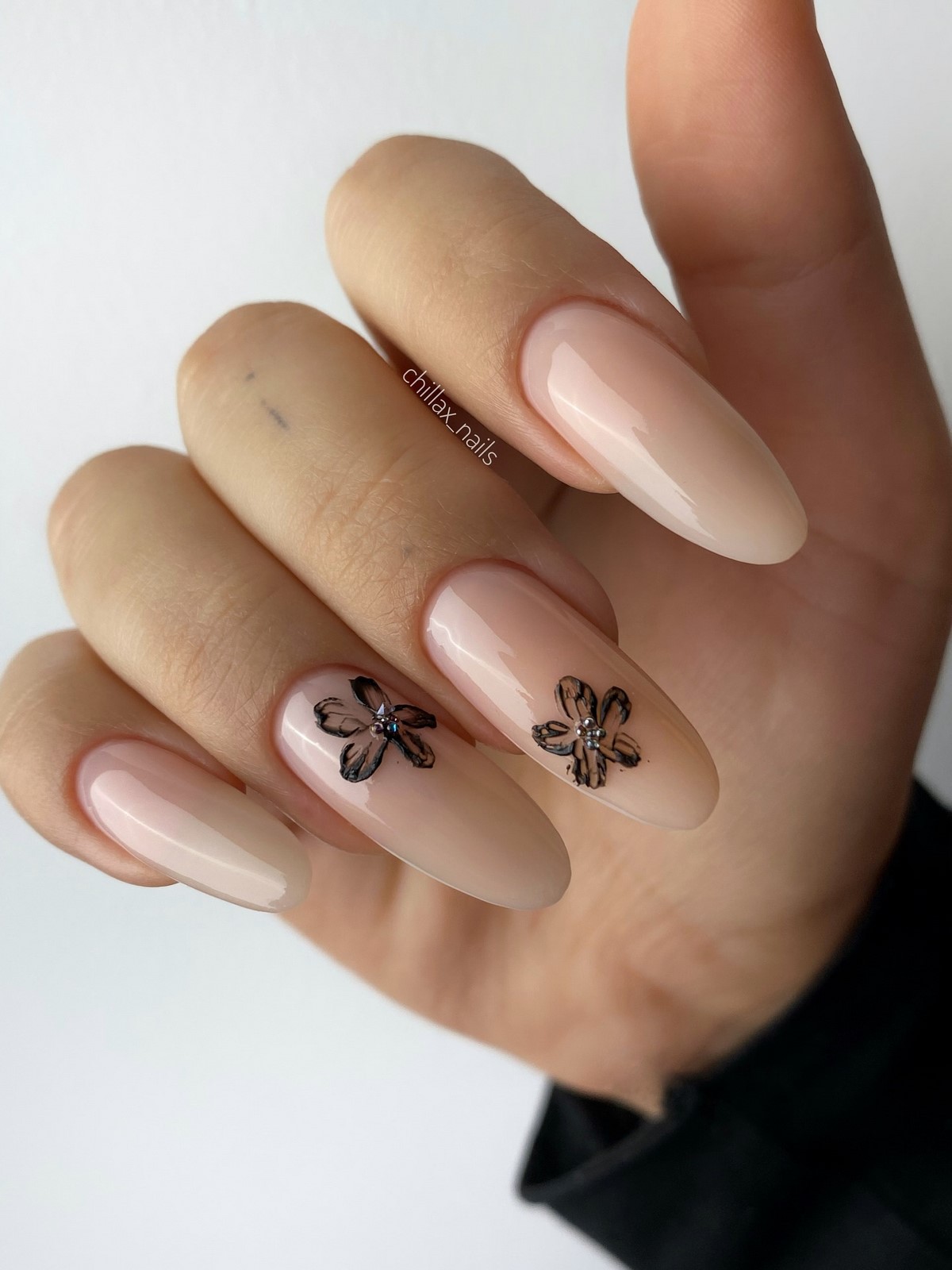 Мини-цветочки на ногтях: нежный маникюр, который вернулся в тренды