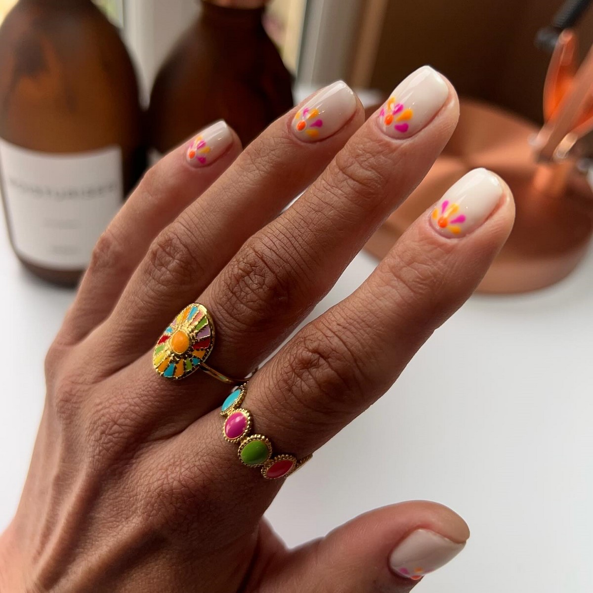 Мини-цветочки на ногтях: нежный маникюр, который вернулся в тренды