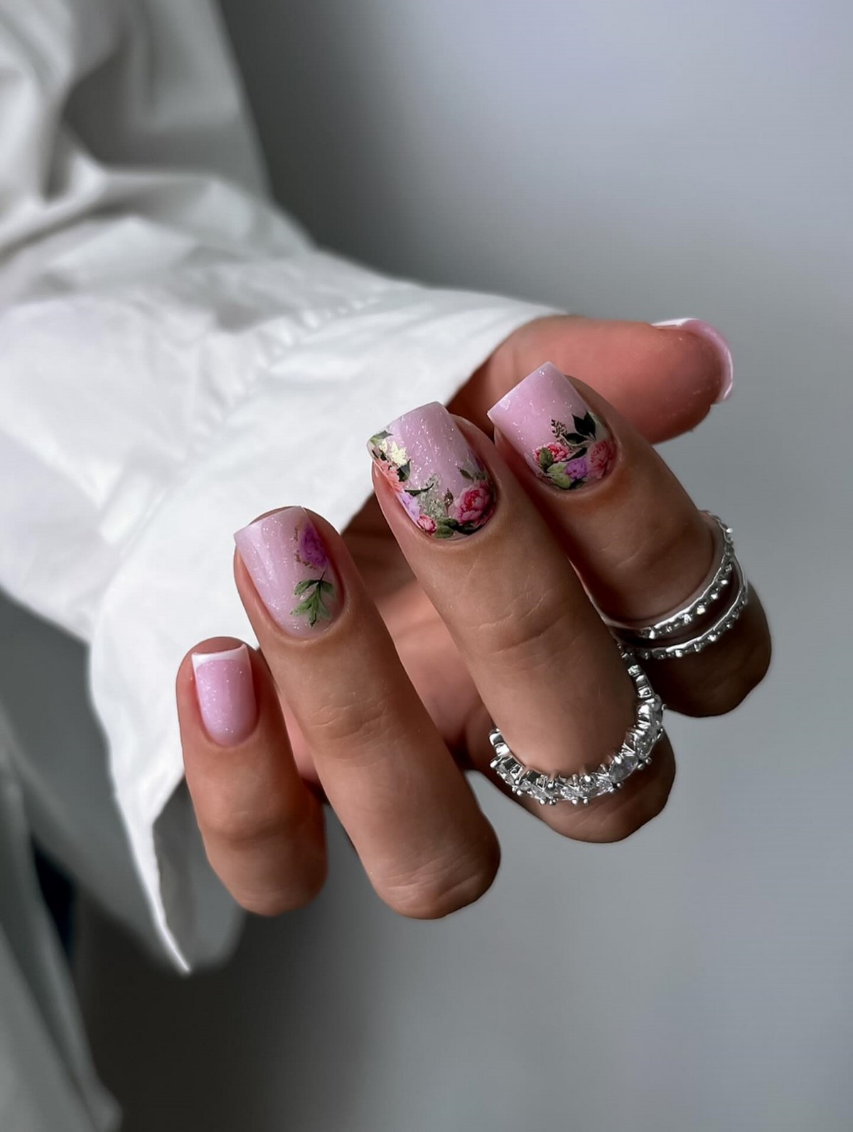 Мини-цветочки на ногтях: нежный маникюр, который вернулся в тренды