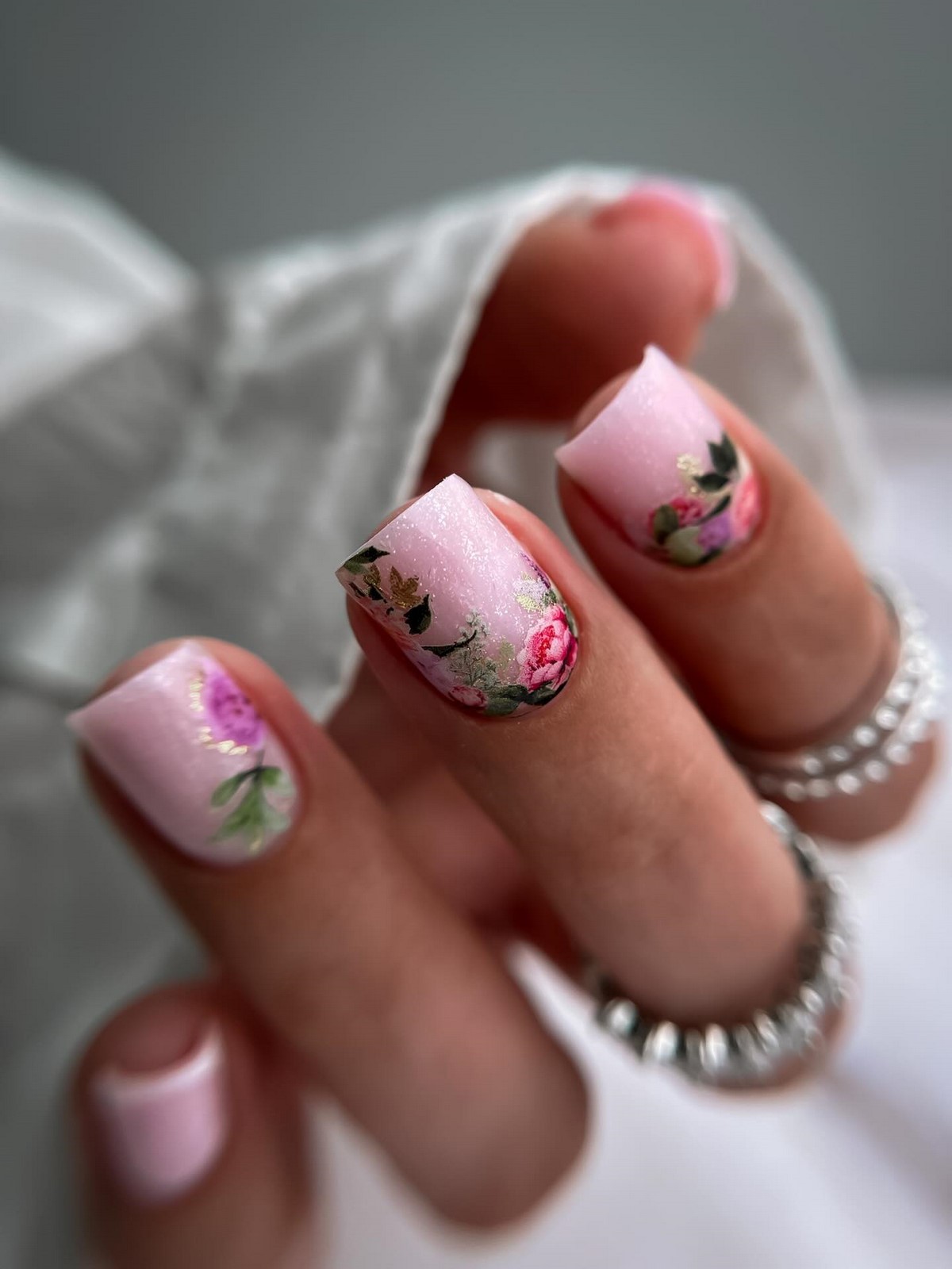 Мини-цветочки на ногтях: нежный маникюр, который вернулся в тренды