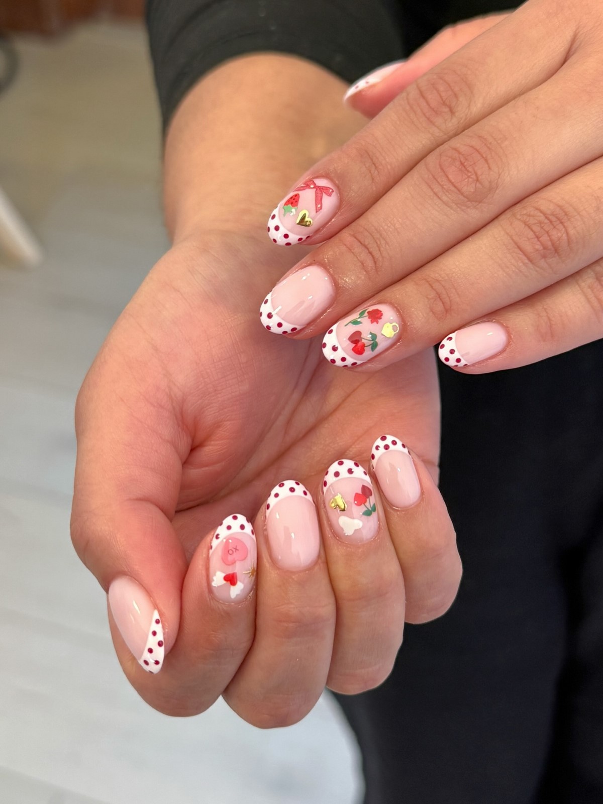 Мини-цветочки на ногтях: нежный маникюр, который вернулся в тренды