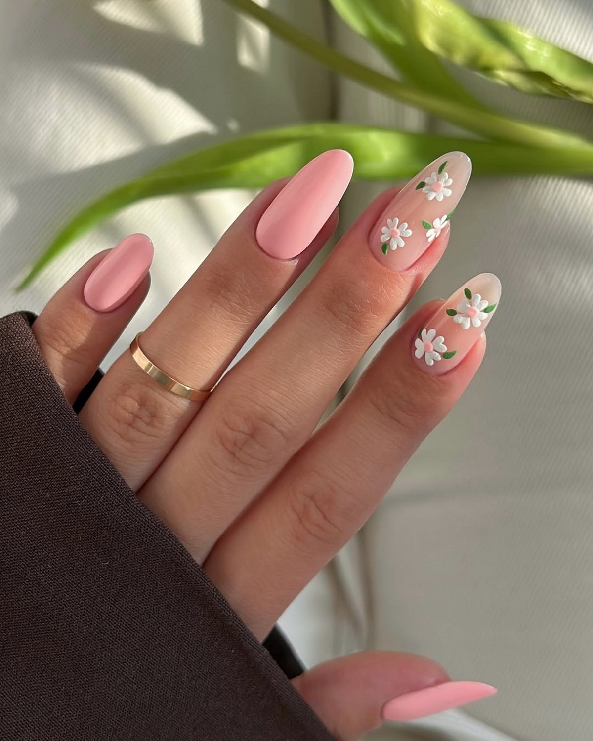 Мини-цветочки на ногтях: нежный маникюр, который вернулся в тренды