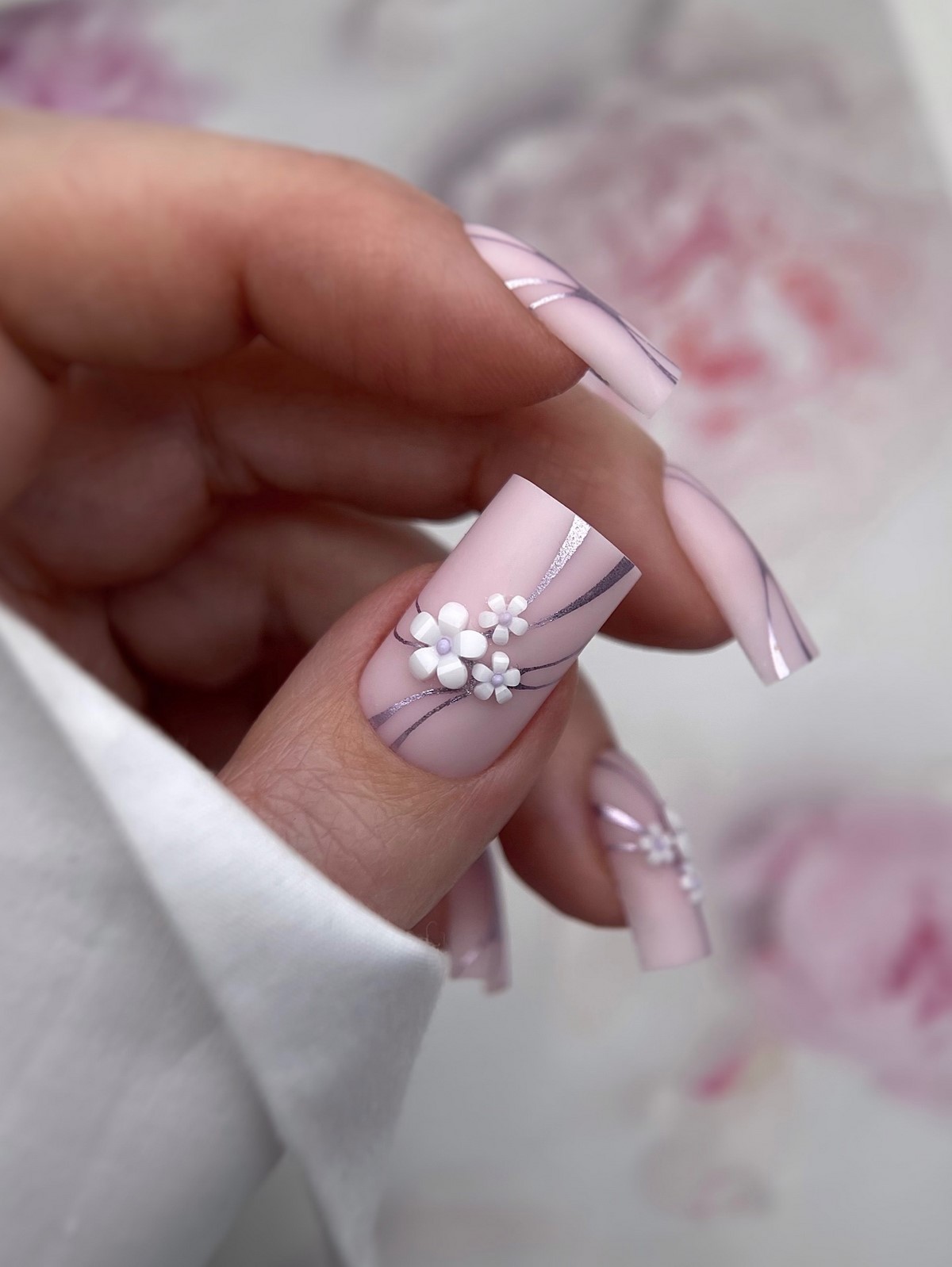 Мини-цветочки на ногтях: нежный маникюр, который вернулся в тренды