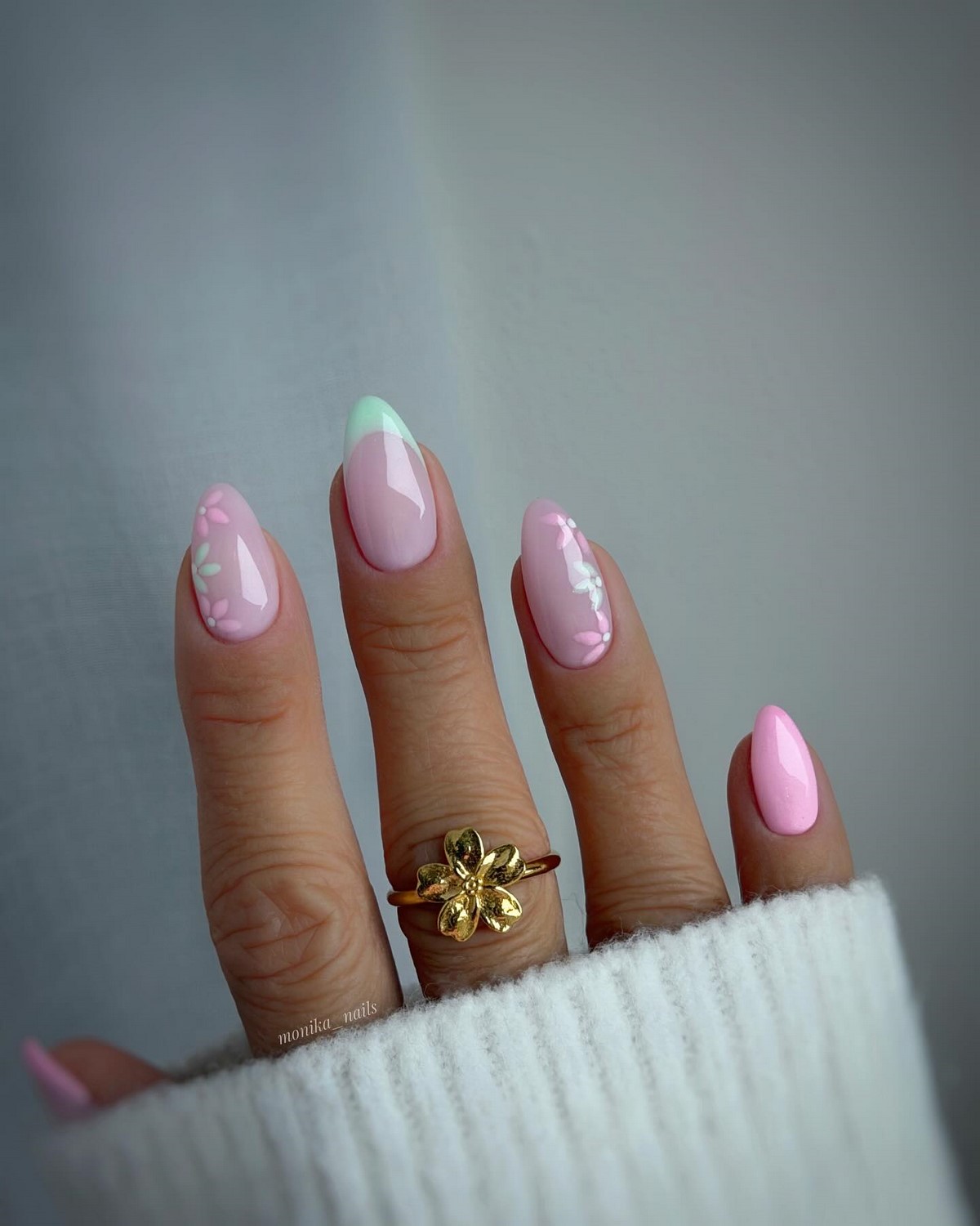 Мини-цветочки на ногтях: нежный маникюр, который вернулся в тренды