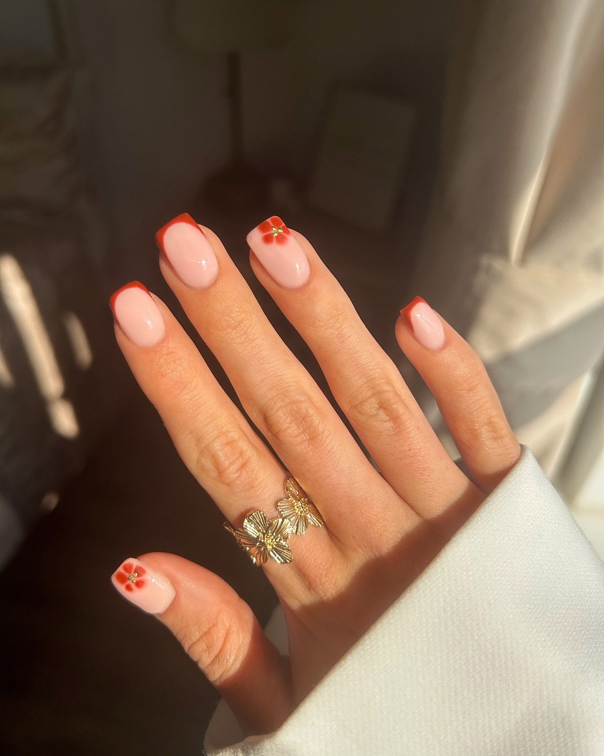 Мини-цветочки на ногтях: нежный маникюр, который вернулся в тренды