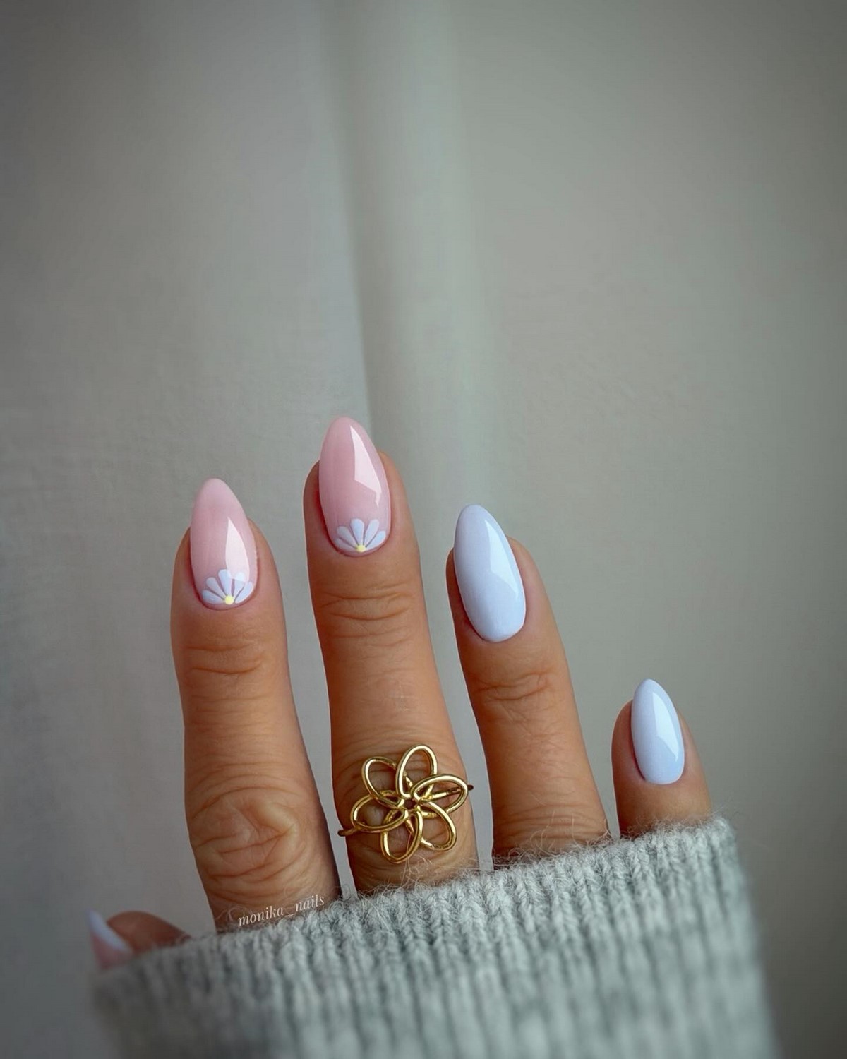 Мини-цветочки на ногтях: нежный маникюр, который вернулся в тренды