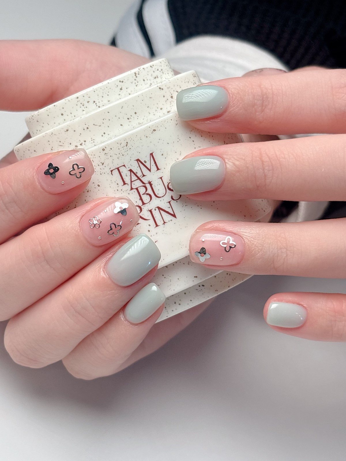 Мини-цветочки на ногтях: нежный маникюр, который вернулся в тренды